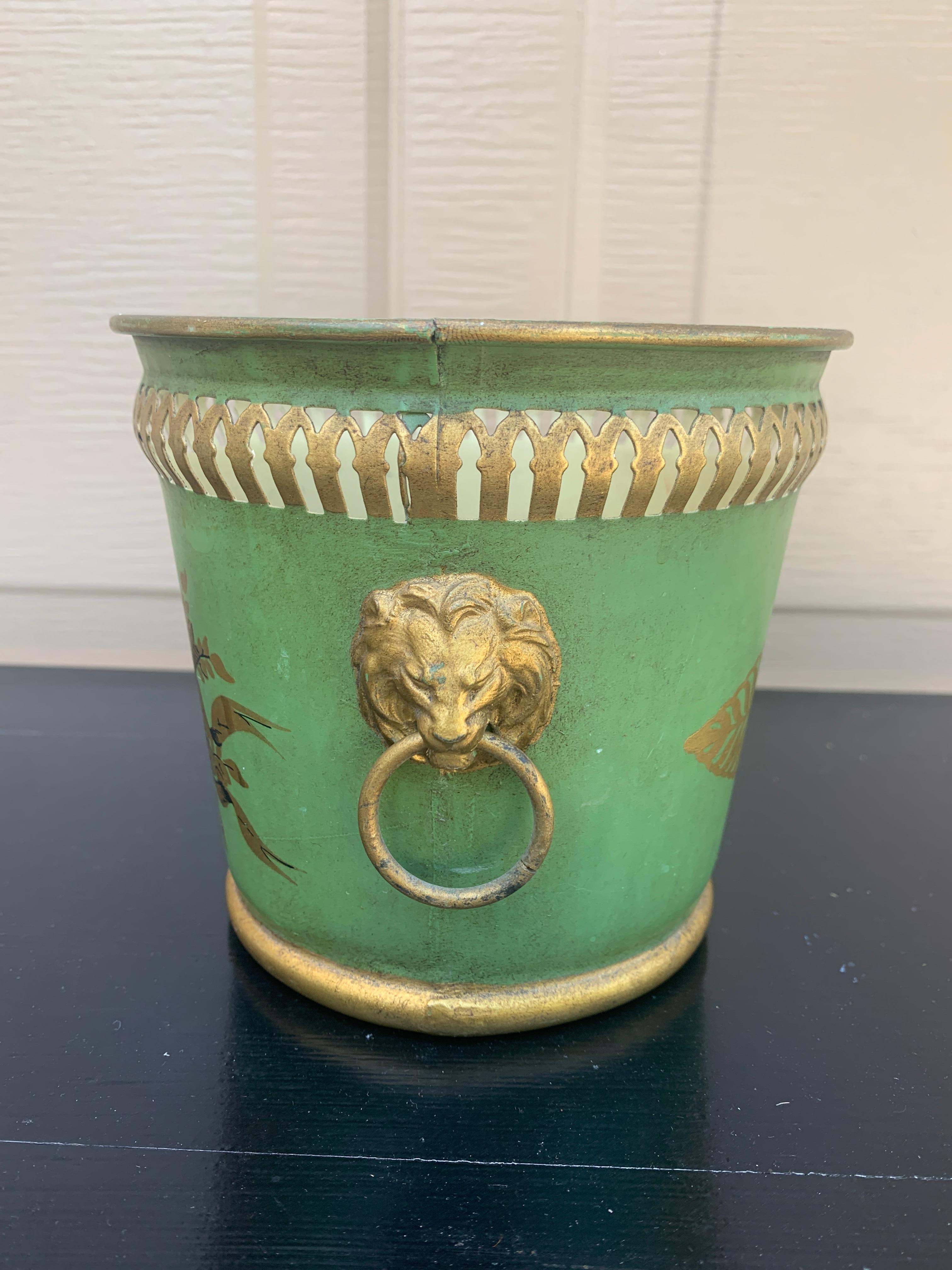 Jarrón neoclásico francés de tole verde y dorado con cabezas de león siglo XX en venta