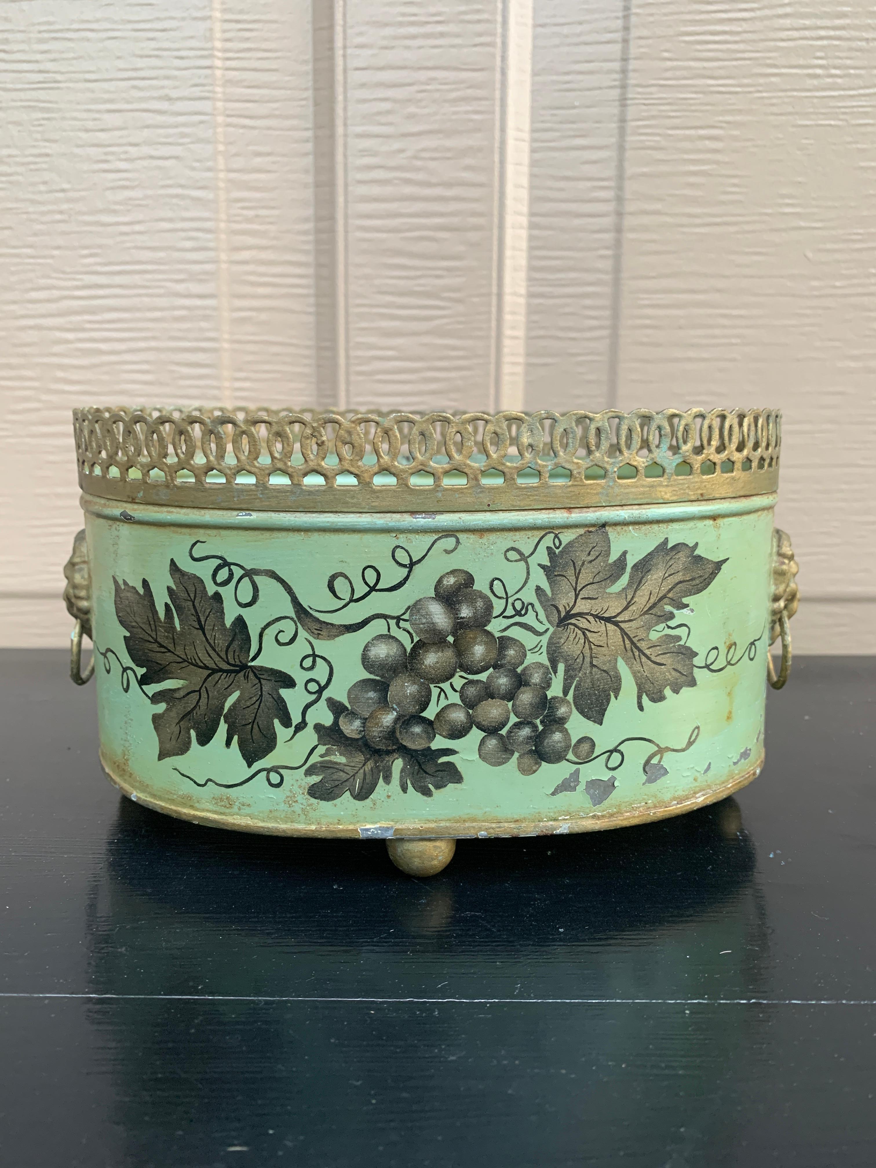 Jarrón Neoclásico Francés Tole Verde y Dorado con Cabezas de León en venta 2