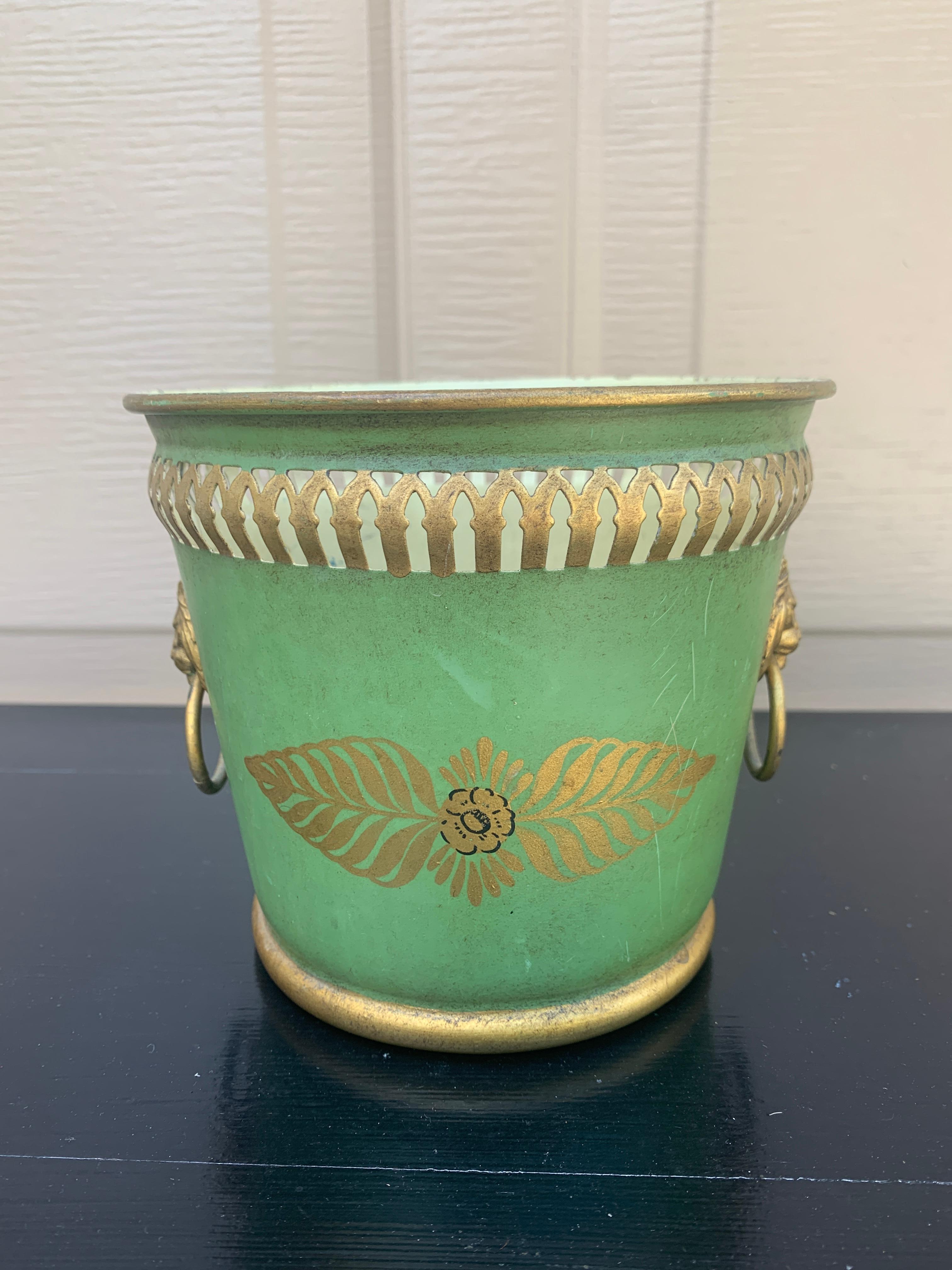 Jarrón neoclásico francés de tole verde y dorado con cabezas de león Metal en venta