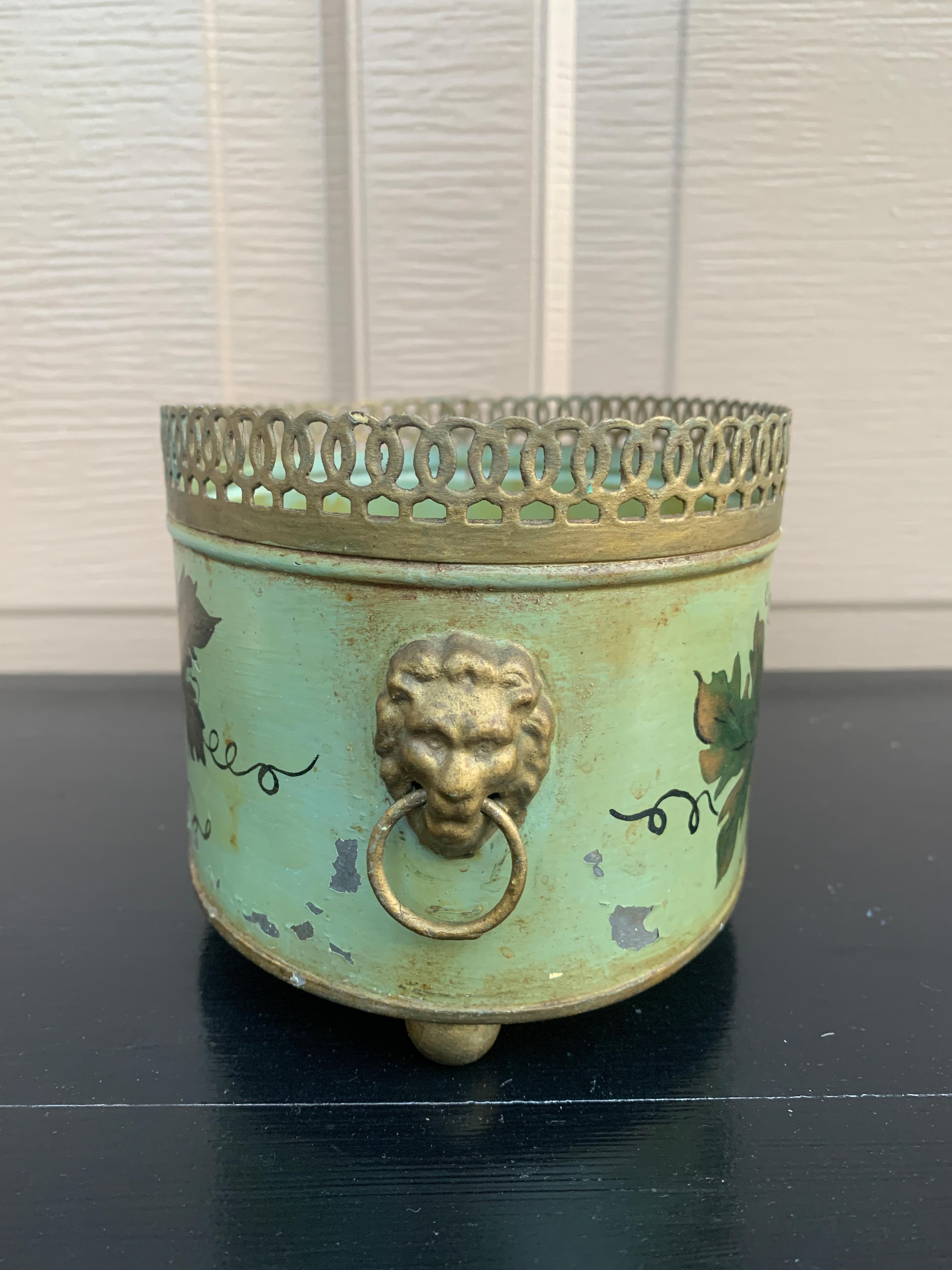 Jarrón Neoclásico Francés Tole Verde y Dorado con Cabezas de León en venta 3