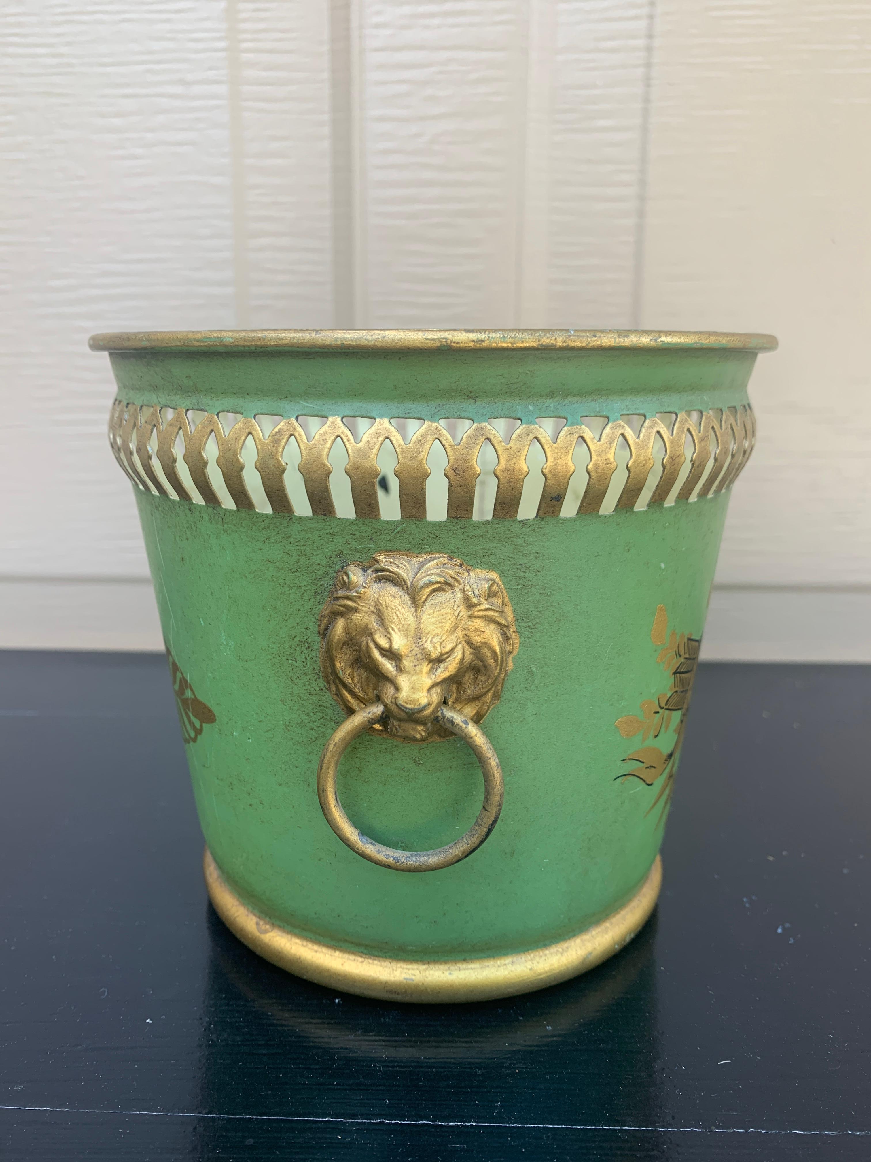 Jarr�ón neoclásico francés de tole verde y dorado con cabezas de león en venta 1