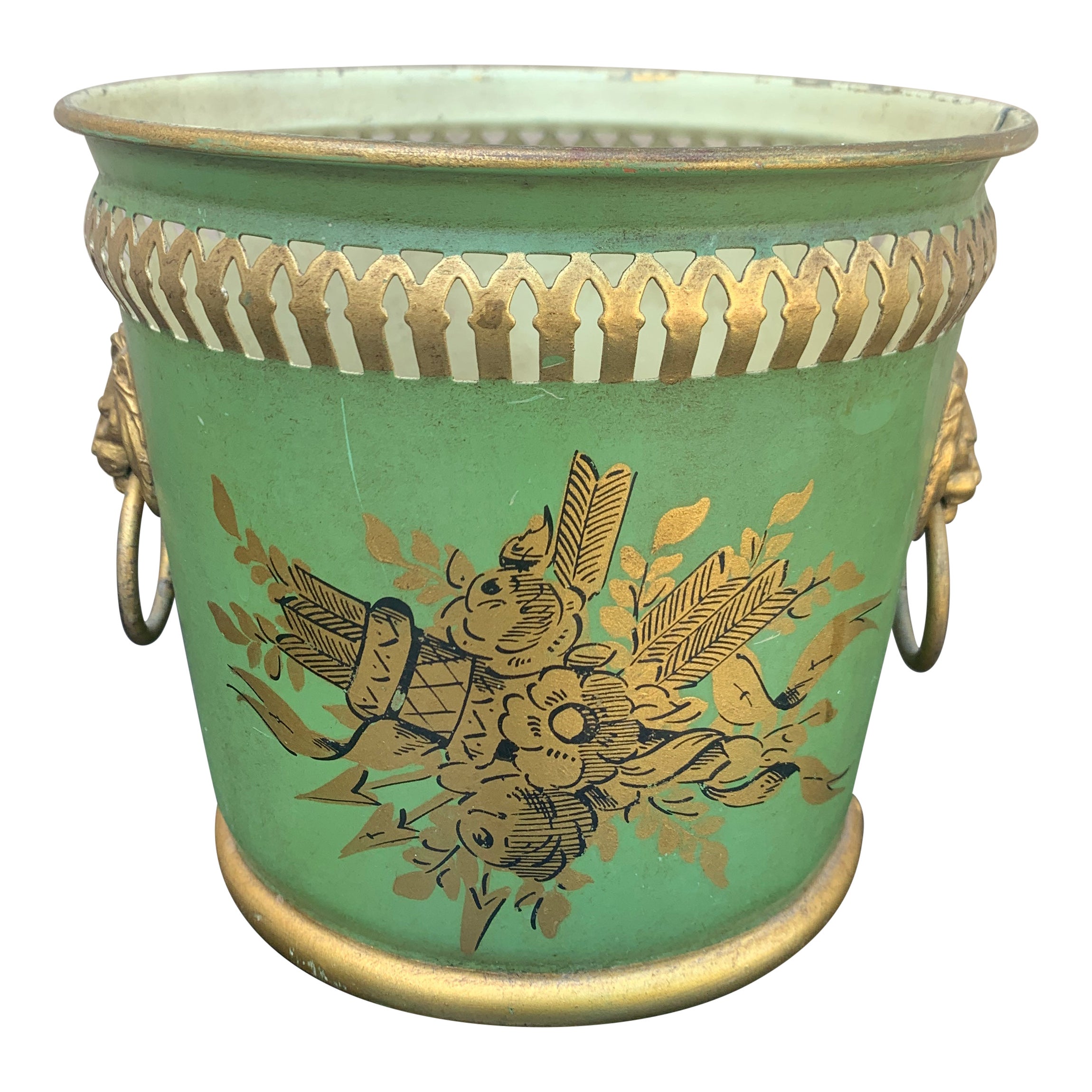 Jarrón neoclásico francés de tole verde y dorado con cabezas de león en venta