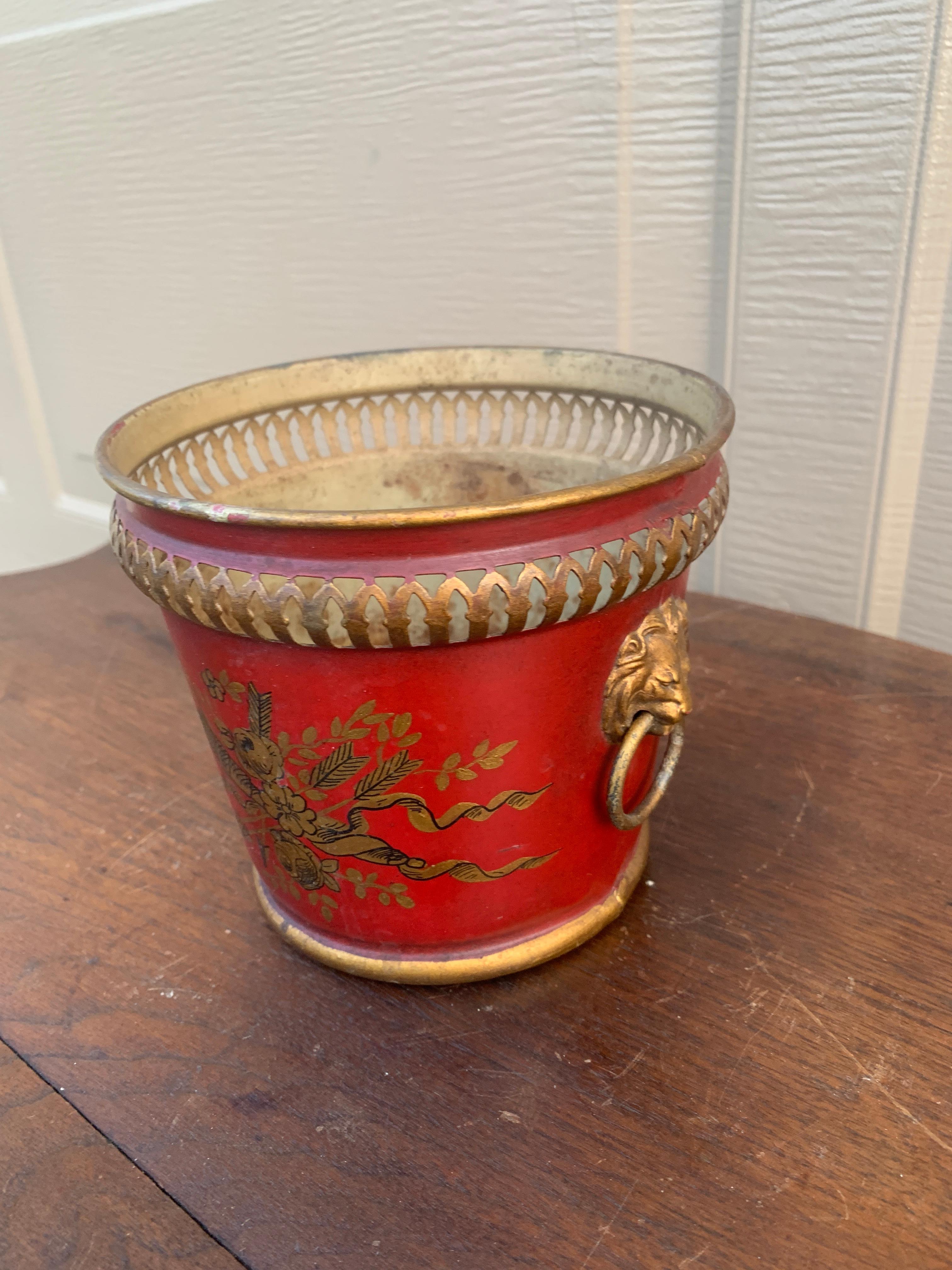 French Neoclassical Tole Red & Gold Cachepot Planter Vase In Good Condition For Sale In Elkhart, IN