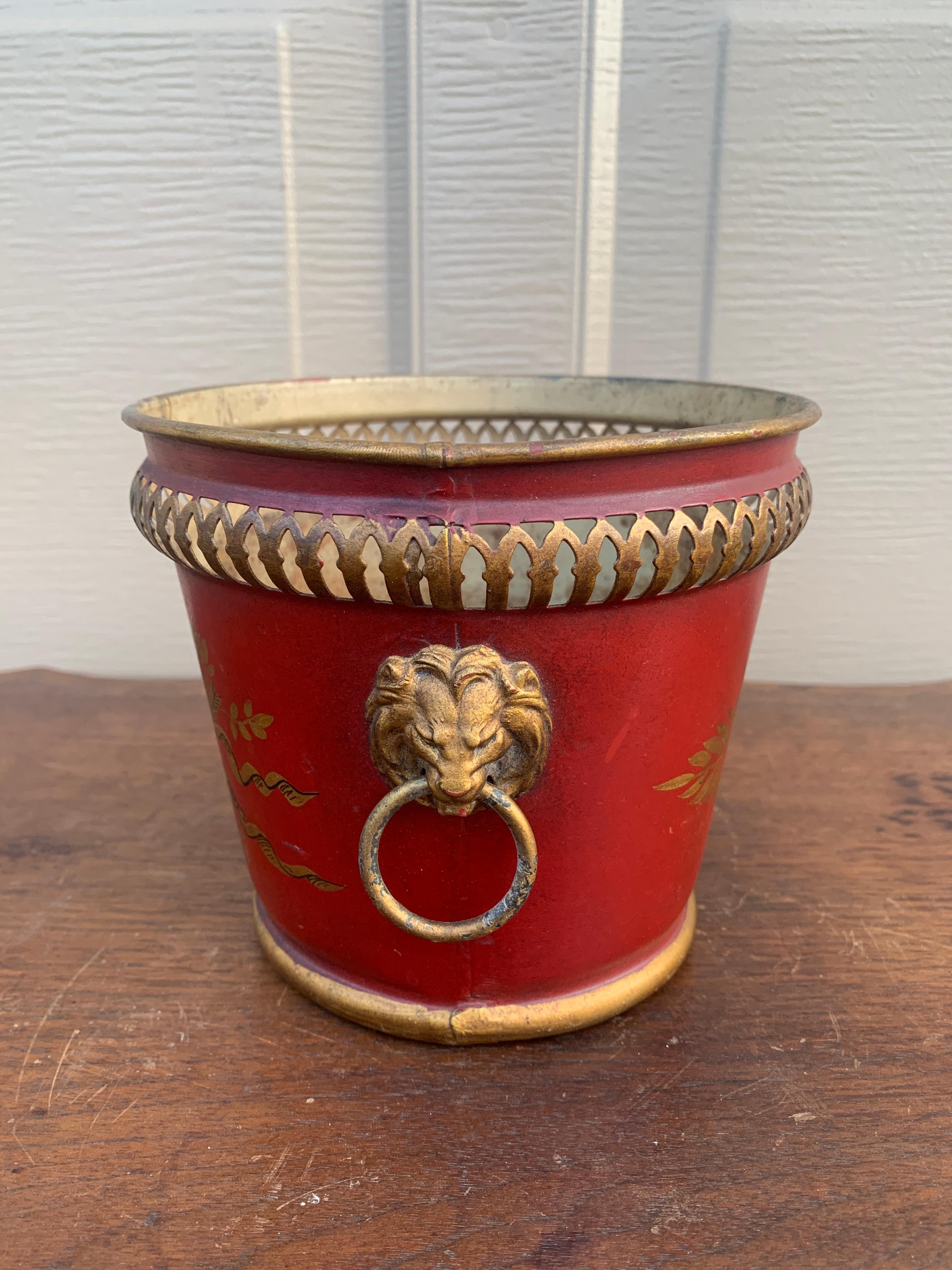 Vaso neoclassico francese Cachepot rosso e dorato in tole In condizioni buone in vendita a Elkhart, IN