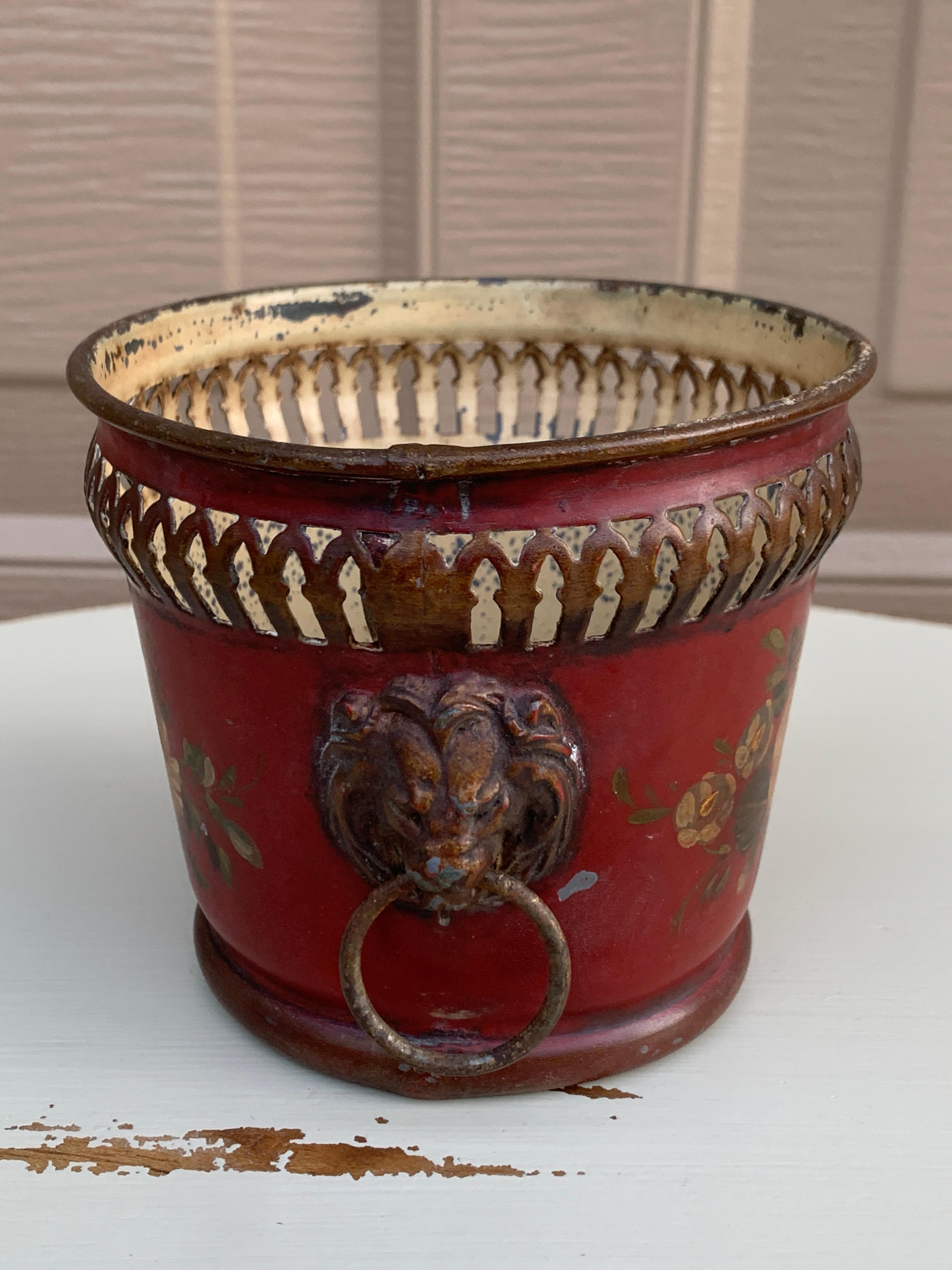Jarrón neoclásico francés de tole rojo y dorado con cabezas de león en venta 3