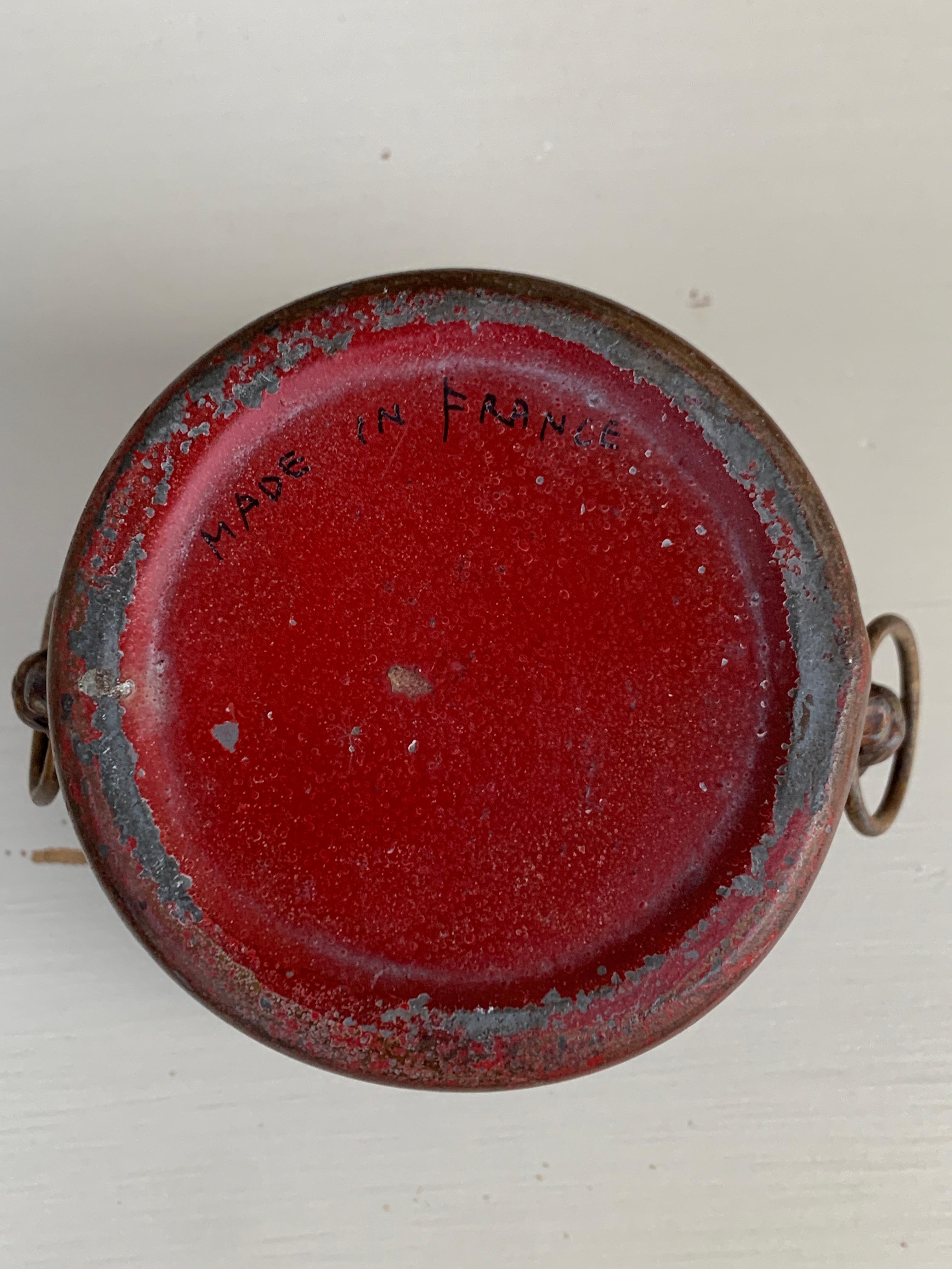Jarrón neoclásico francés de tole rojo y dorado con cabezas de león en venta 4
