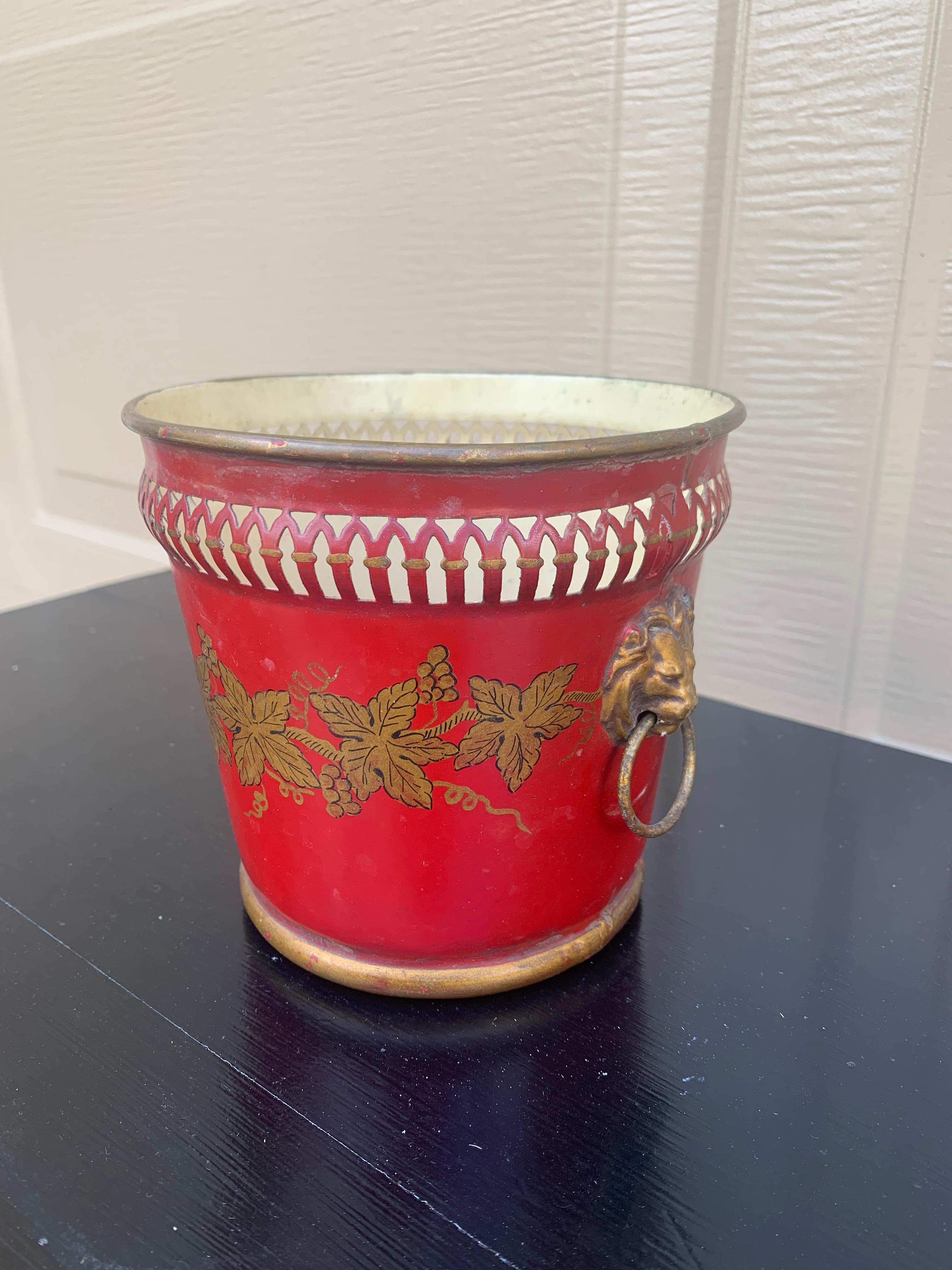French Neoclassical Tole Red & Gold Cachepot Planter Vase With Lion Heads In Good Condition For Sale In Elkhart, IN
