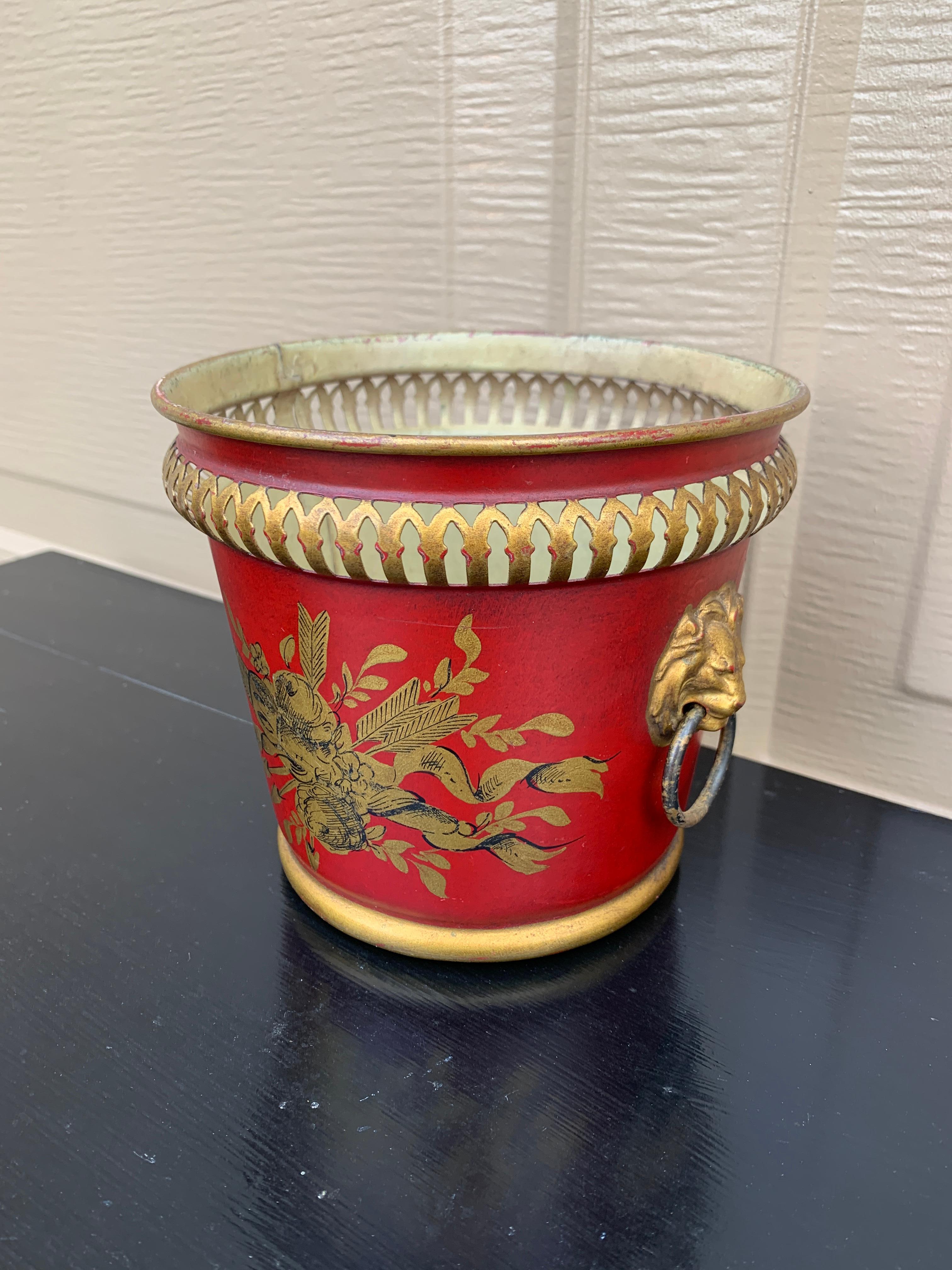 French Neoclassical Tole Red & Gold Cachepot Planter Vase With Lion Heads In Good Condition For Sale In Elkhart, IN