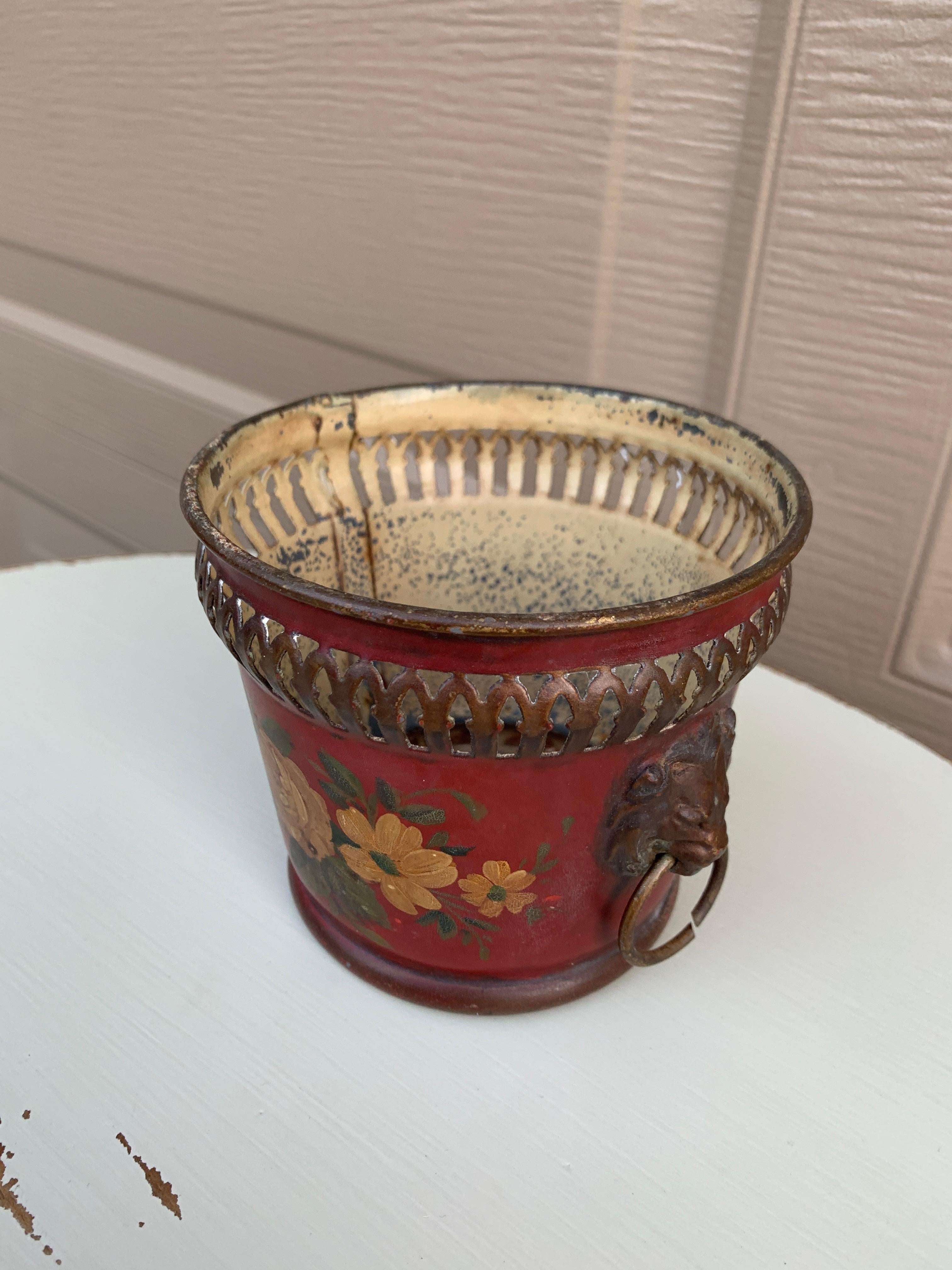 Jarrón neoclásico francés de tole rojo y dorado con cabezas de león Neoclásico en venta