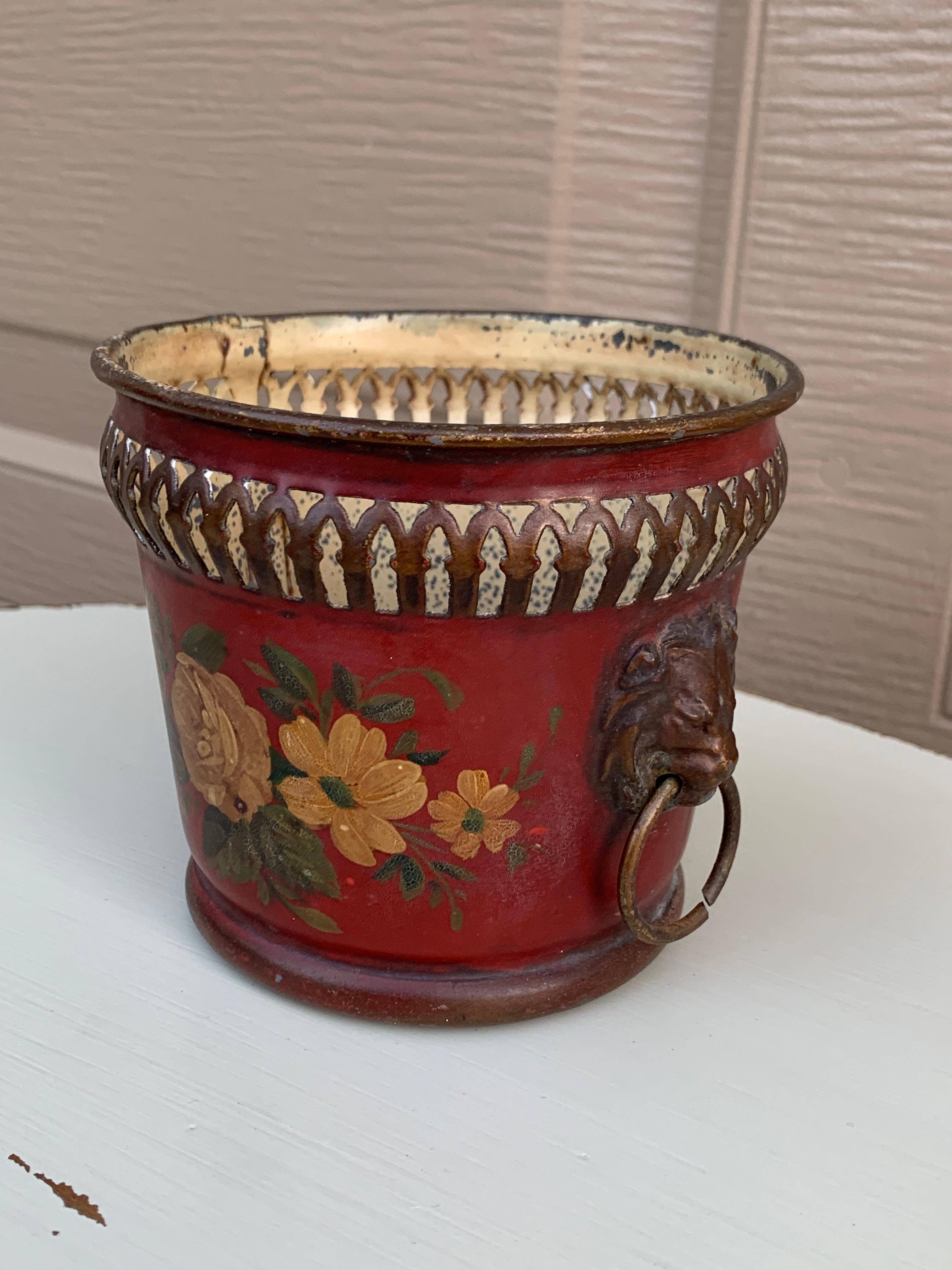 Jarrón neoclásico francés de tole rojo y dorado con cabezas de león Francés en venta