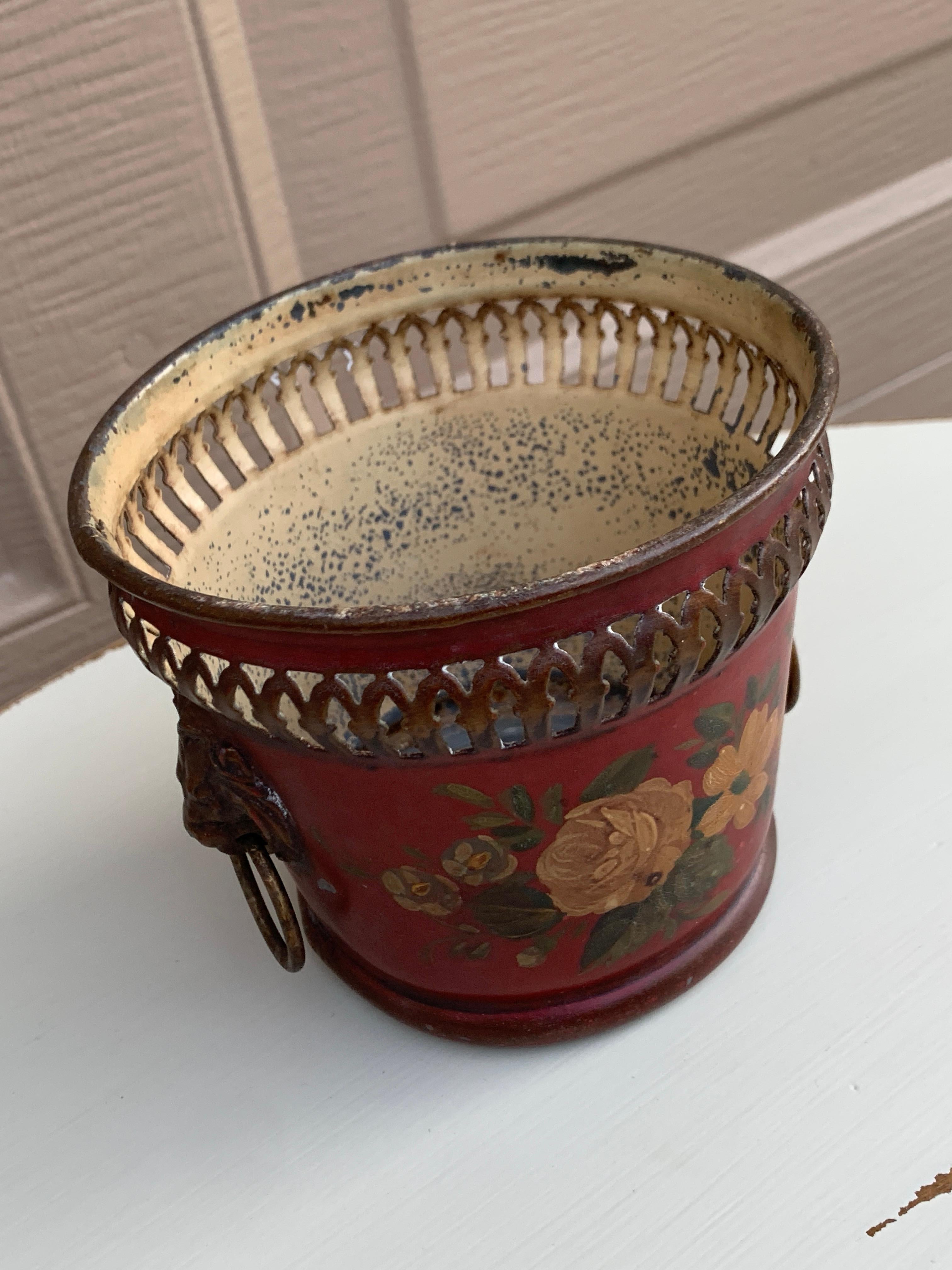 Jarrón neoclásico francés de tole rojo y dorado con cabezas de león en Bueno estado para la venta en Elkhart, IN