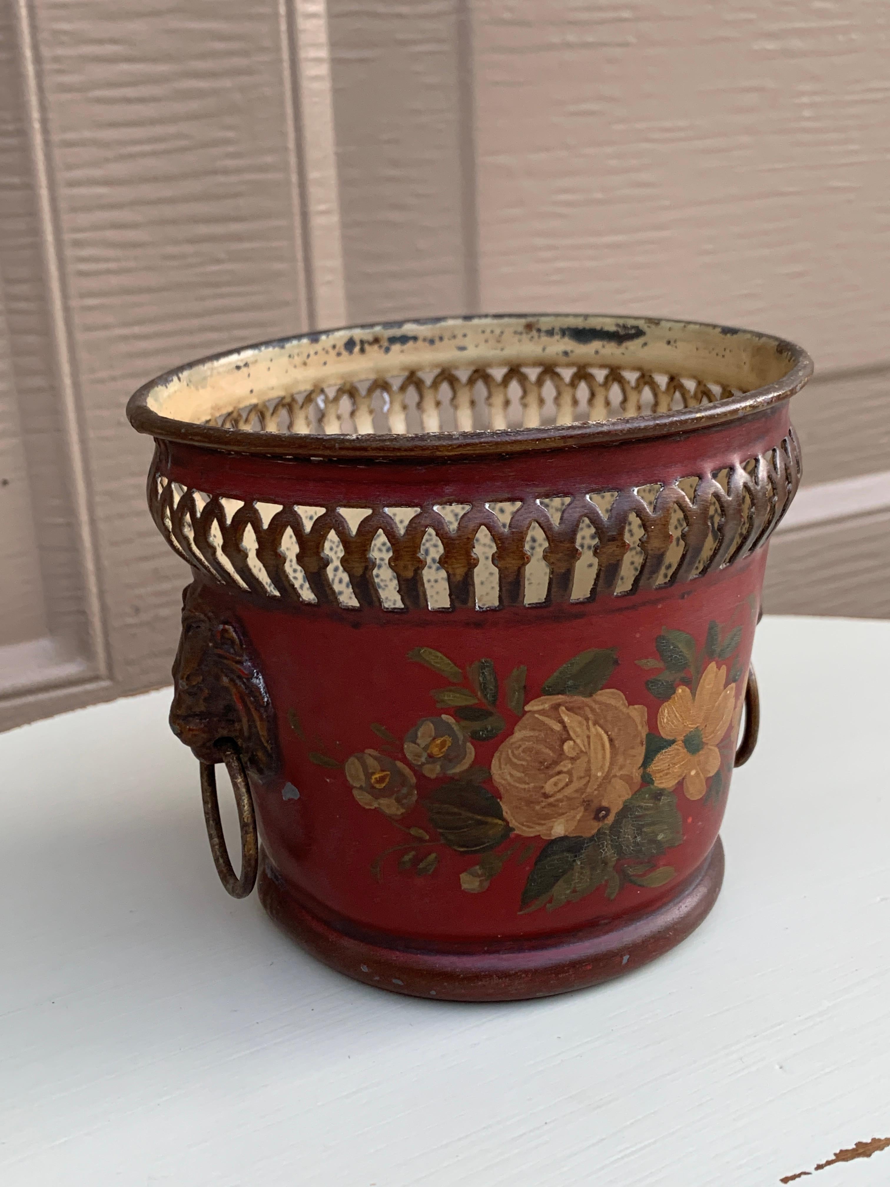 Jarrón neoclásico francés de tole rojo y dorado con cabezas de león siglo XX en venta