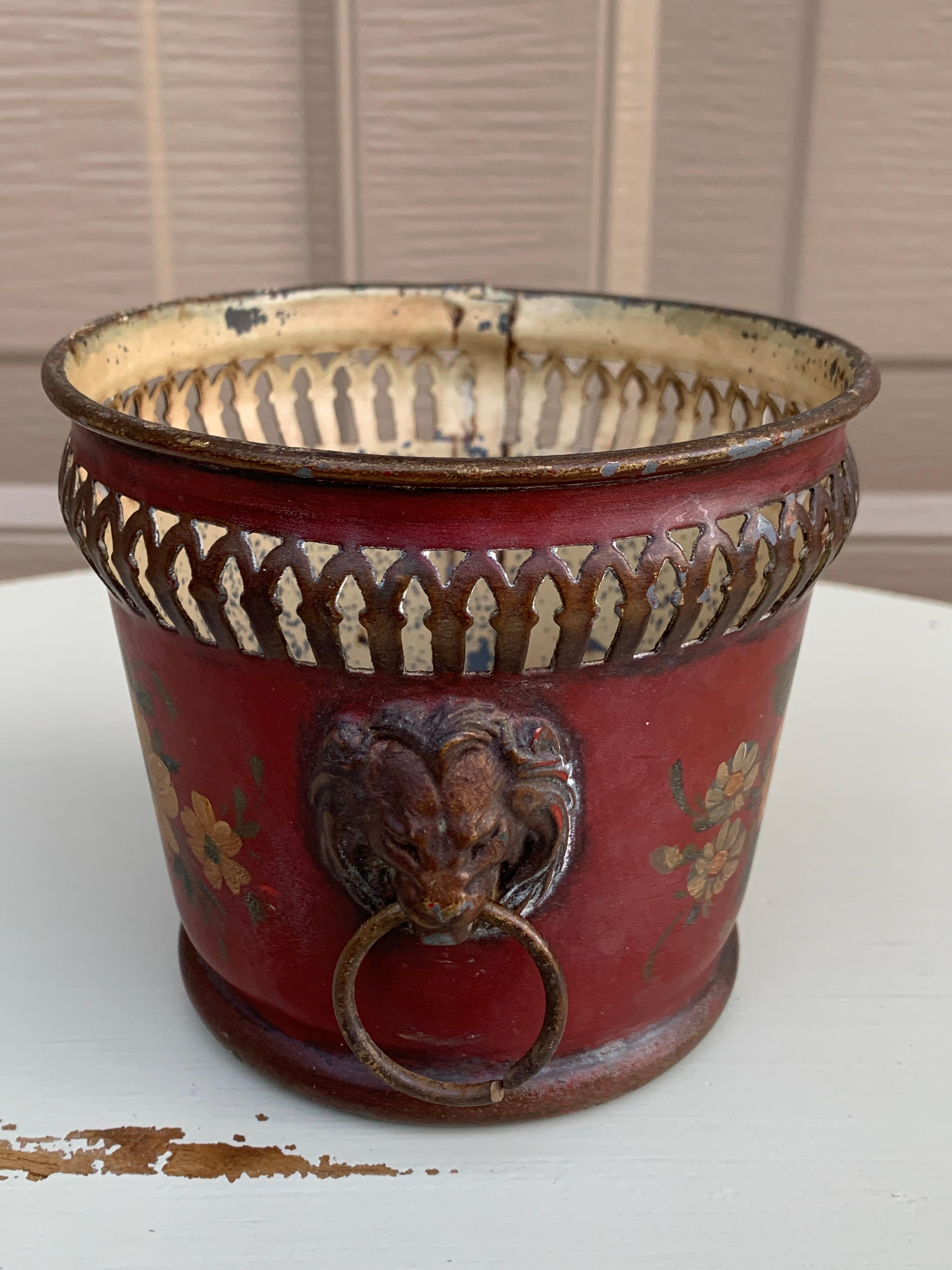 Jarrón neoclásico francés de tole rojo y dorado con cabezas de león en venta 1