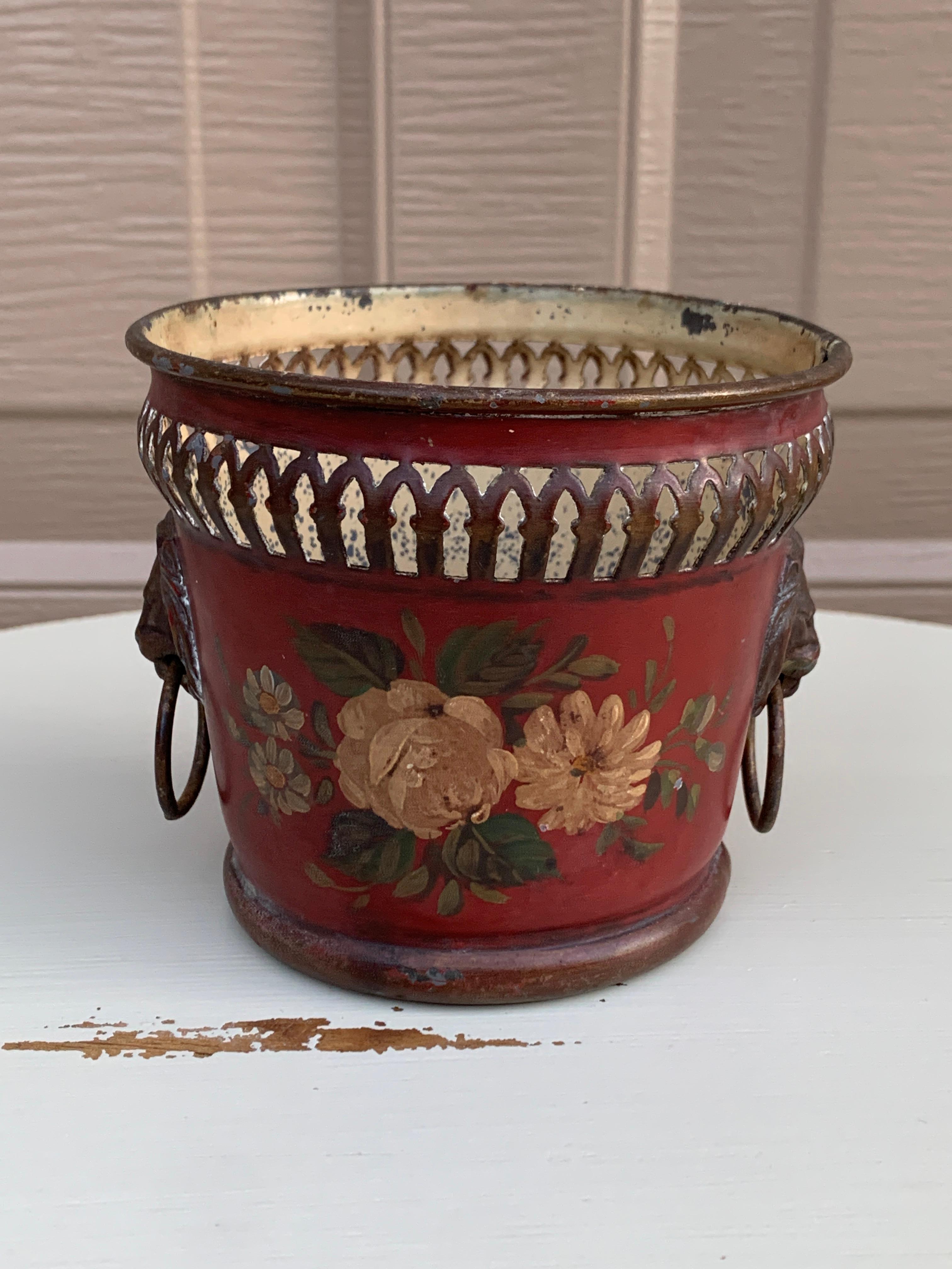 Jarrón neoclásico francés de tole rojo y dorado con cabezas de león en venta 2