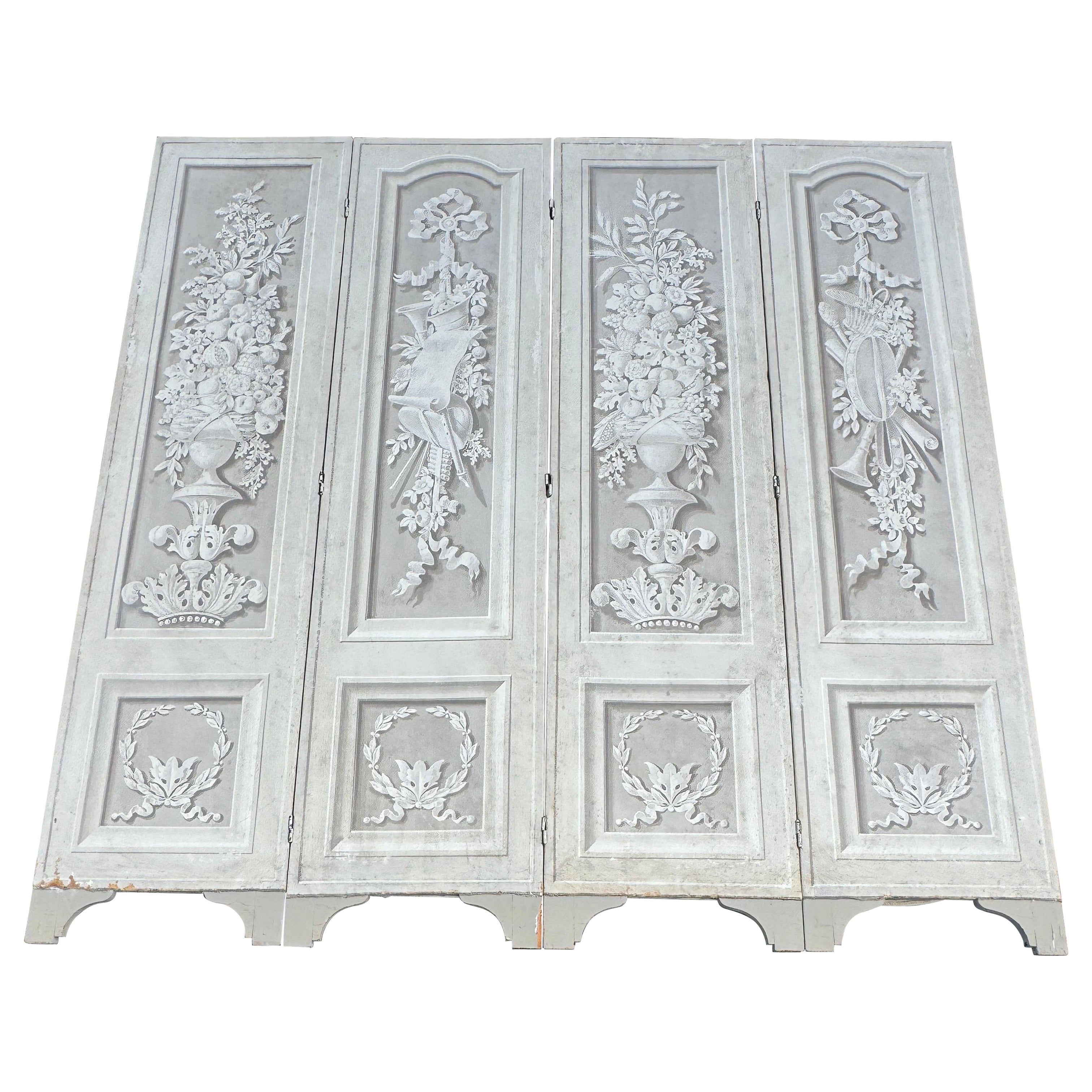 Beeindruckender vierteiliger bemalter Paravent mit Trompe L'Oeil-Ansichten in Grisaille. Jedes Paneel ist in neutralen Grau-, Taupe-, Greige- und Off-White-Farben zart von Hand bemalt. Die Tafeln zeigen Urnen mit viel Laub und Früchten wie Birnen,