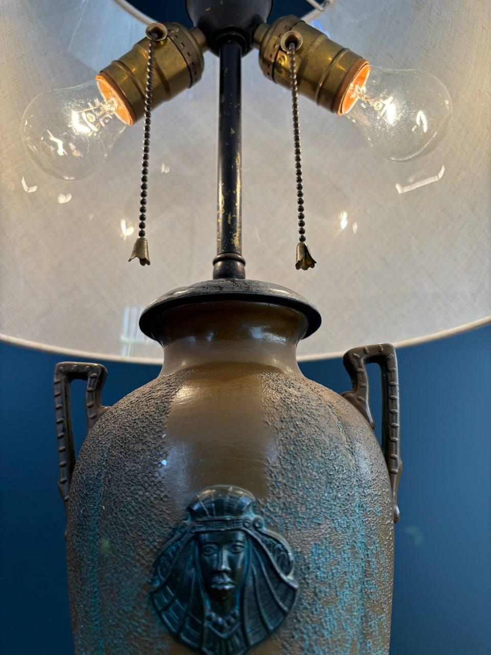 Französische neoklassische Urnenform Tischlampe (Mitte des 20. Jahrhunderts) im Angebot