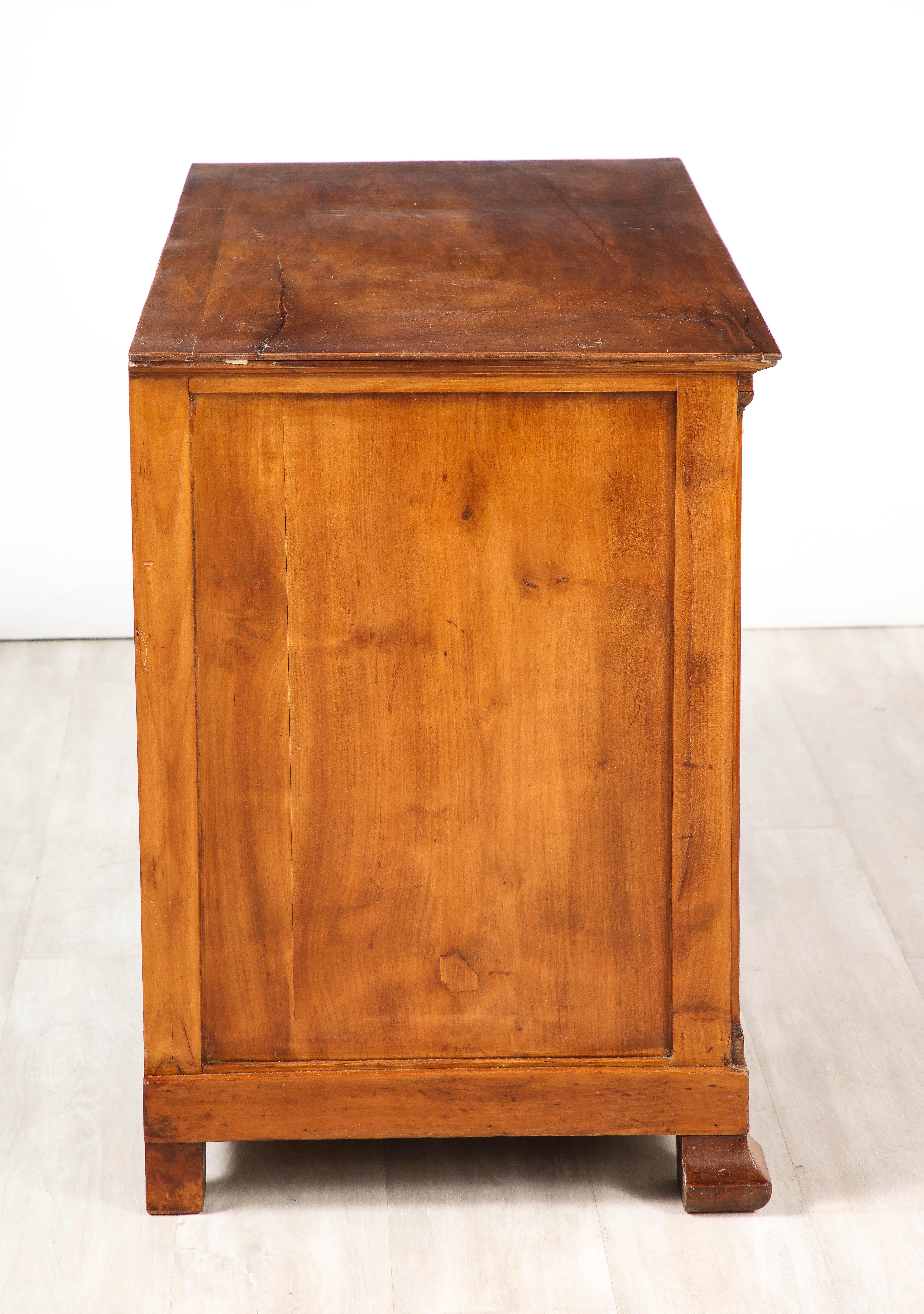 French Neoclassical Walnut Commode, France, circa 1790 For Sale 5