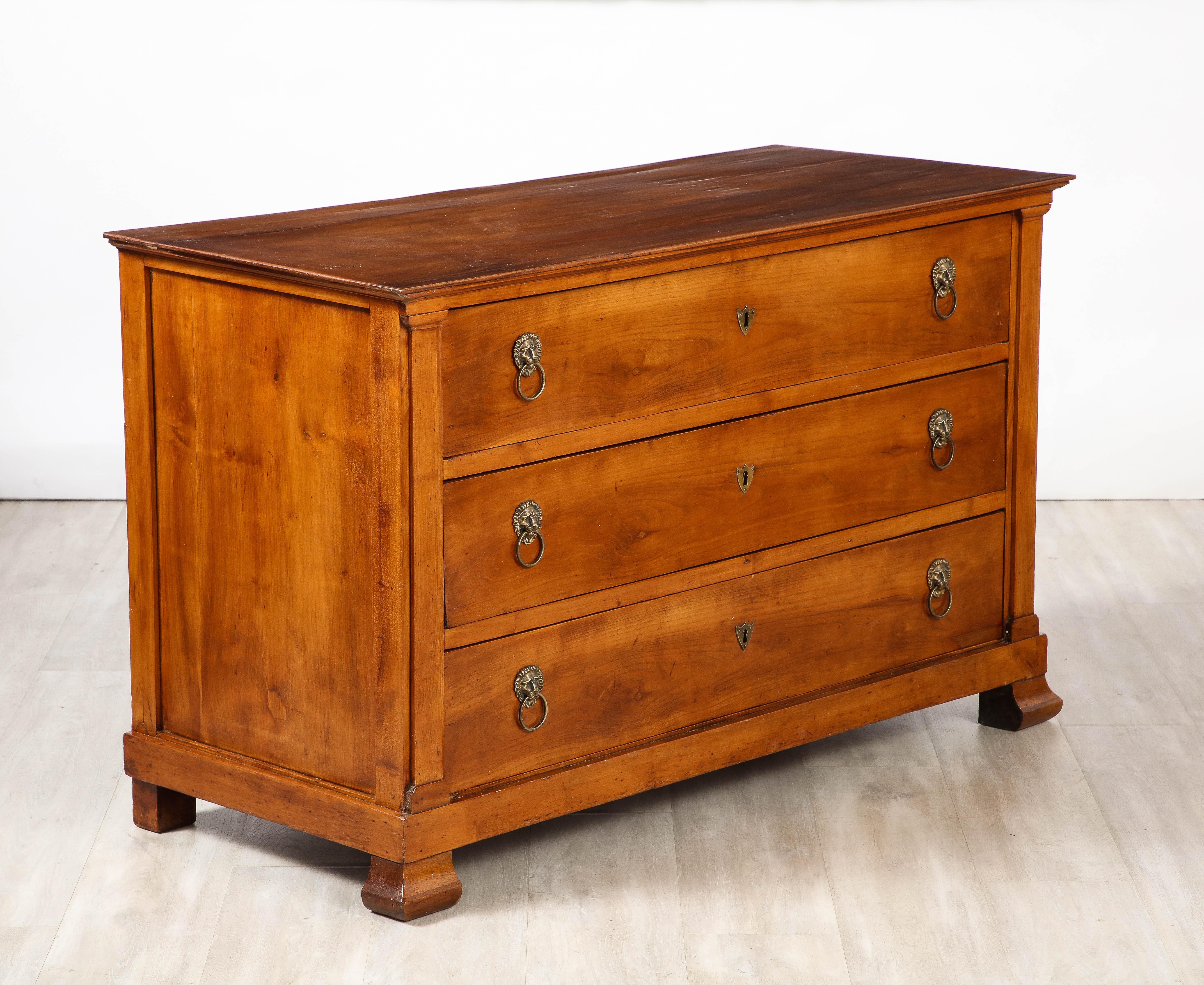 French Neoclassical Walnut Commode, France, circa 1790 For Sale 7