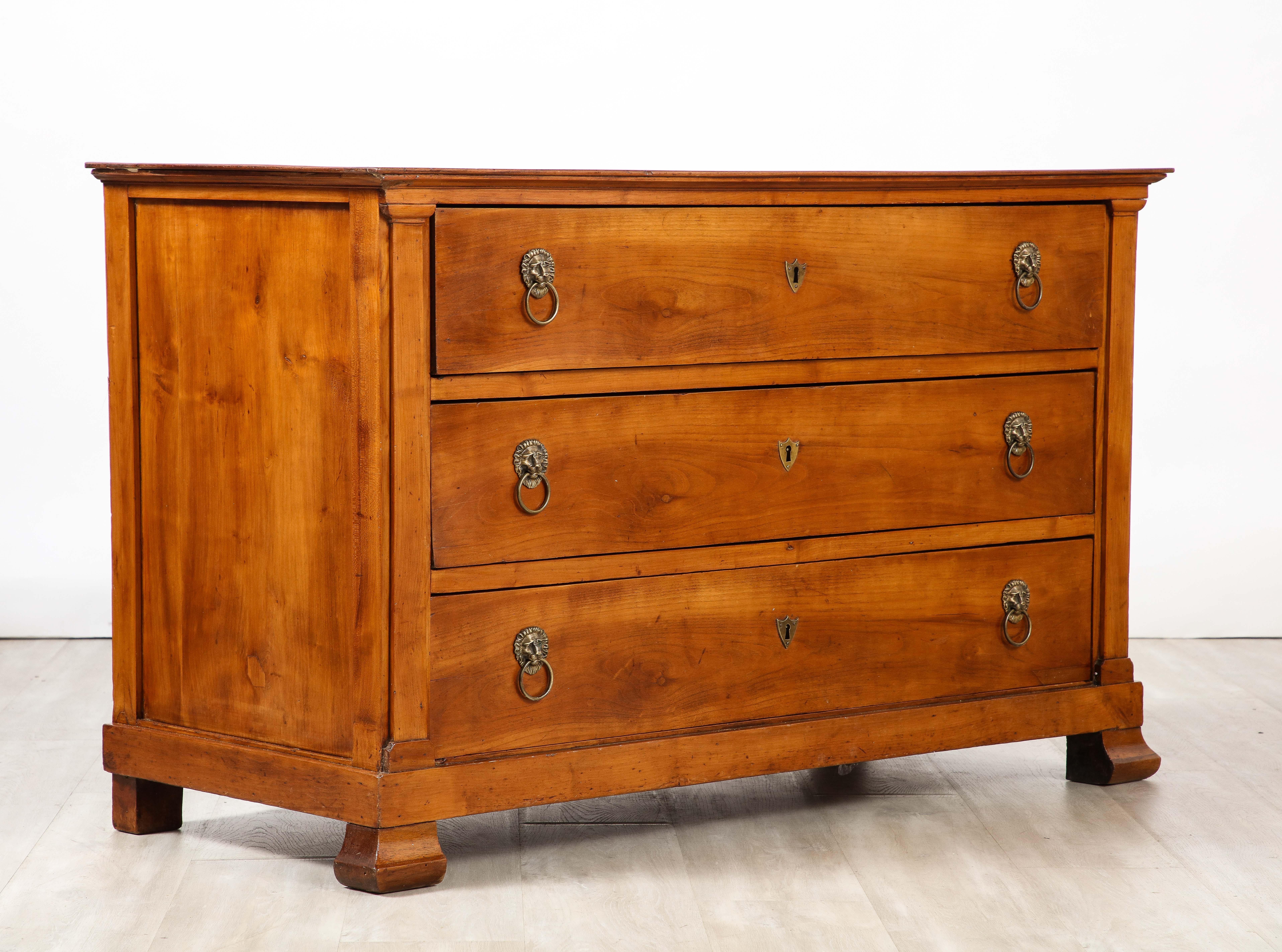 French Neoclassical Walnut Commode, France, circa 1790 For Sale 8