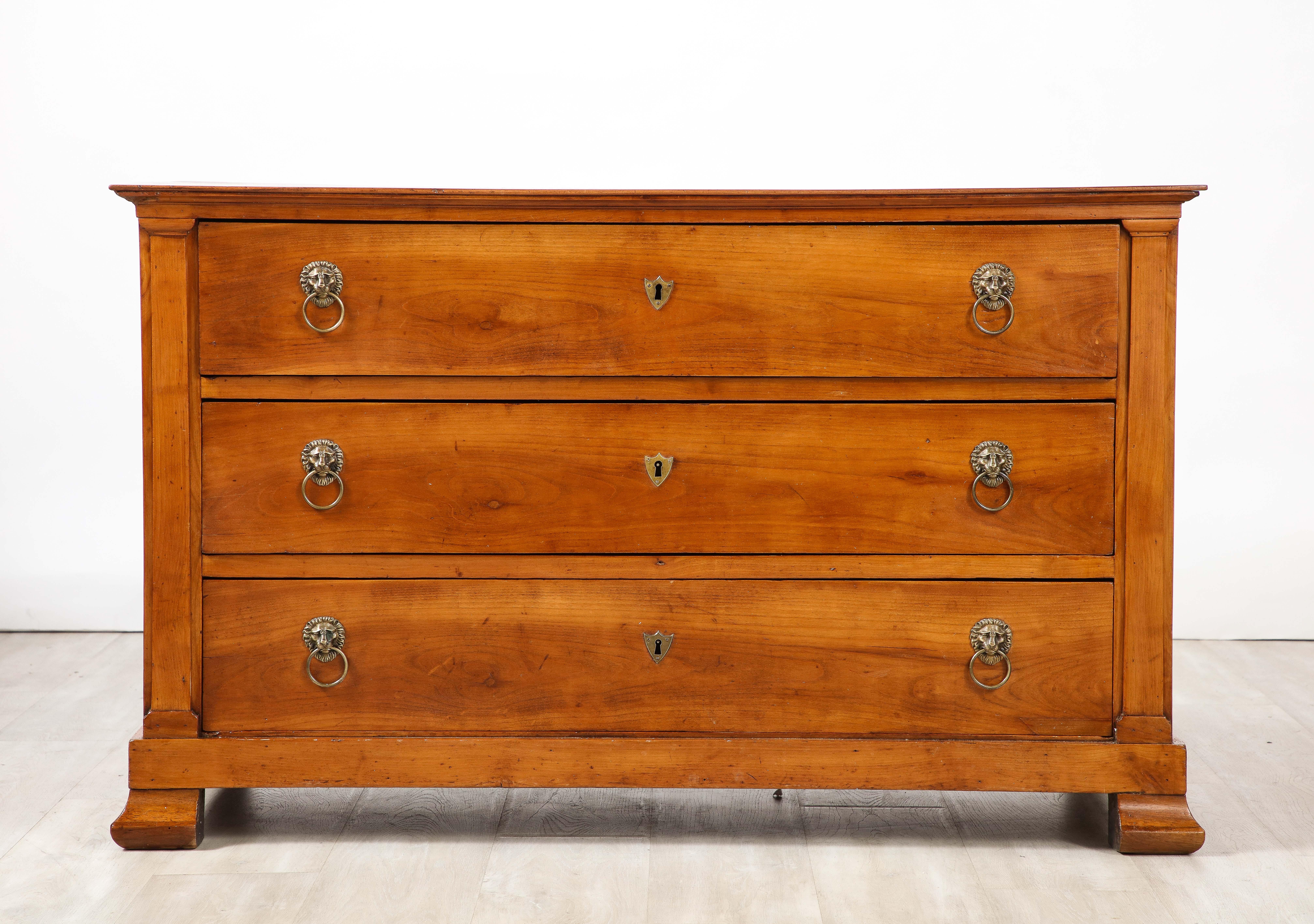 French Neoclassical Walnut Commode, France, circa 1790 For Sale 9