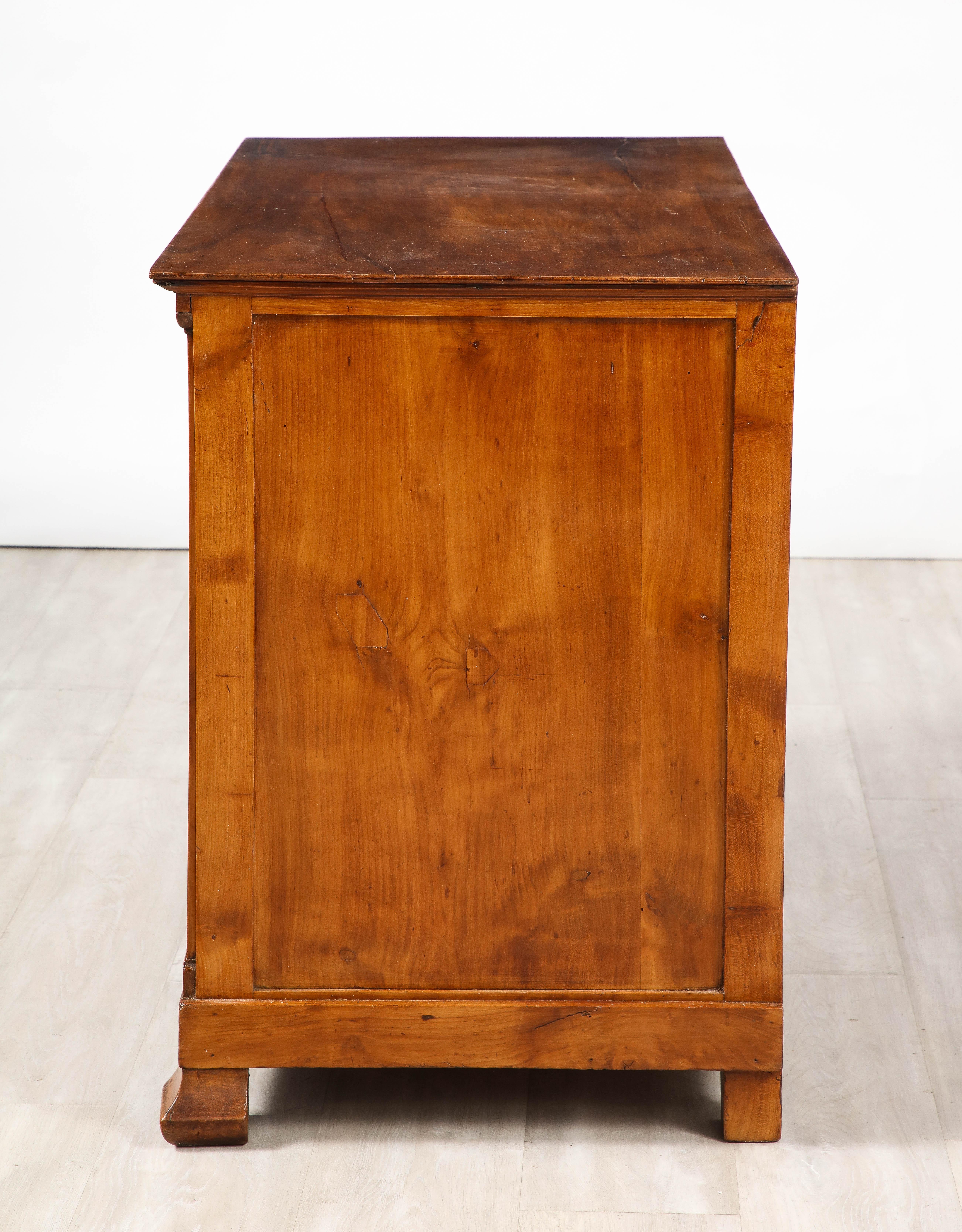 French Neoclassical Walnut Commode, France, circa 1790 For Sale 2