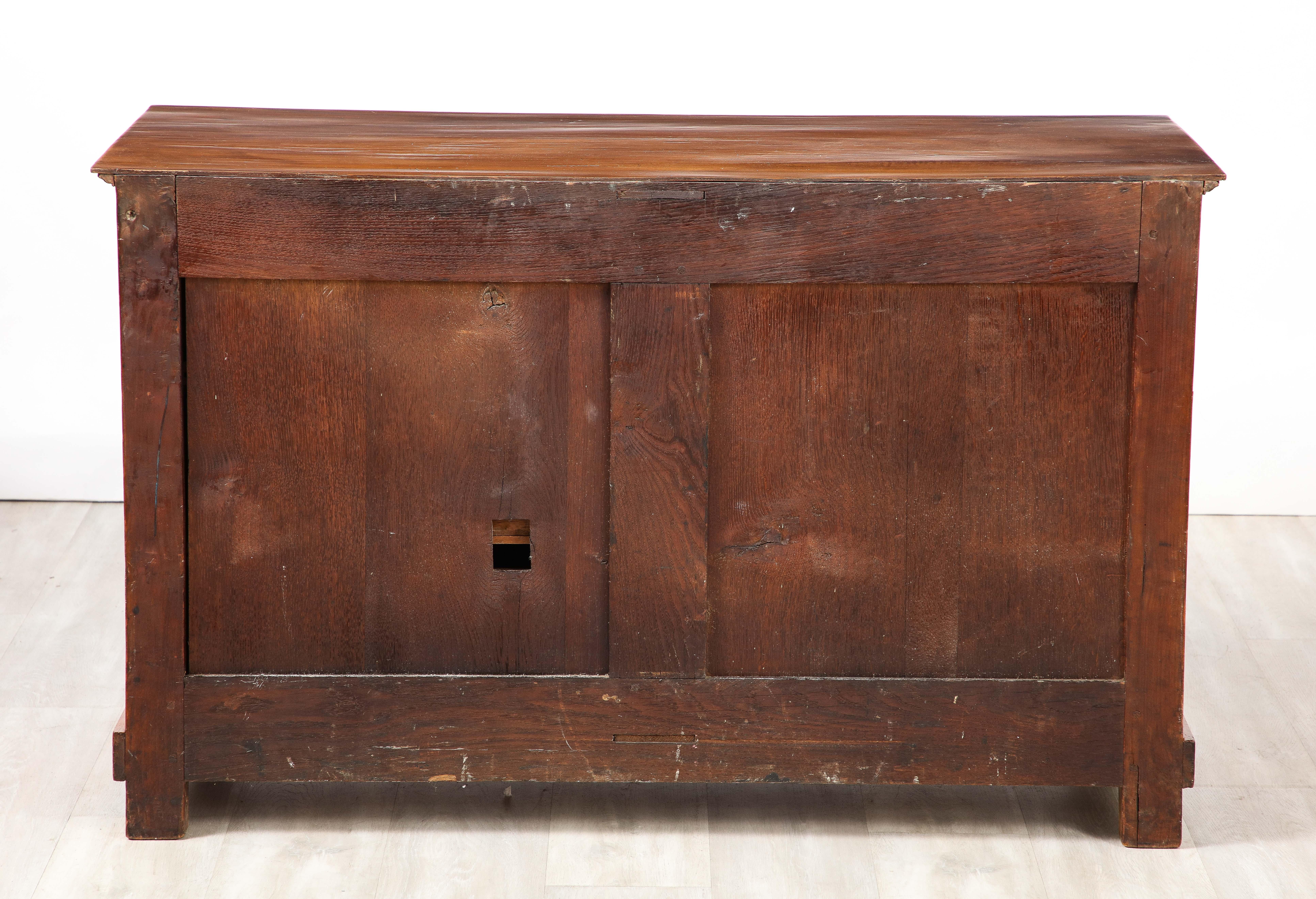 French Neoclassical Walnut Commode, France, circa 1790 For Sale 4