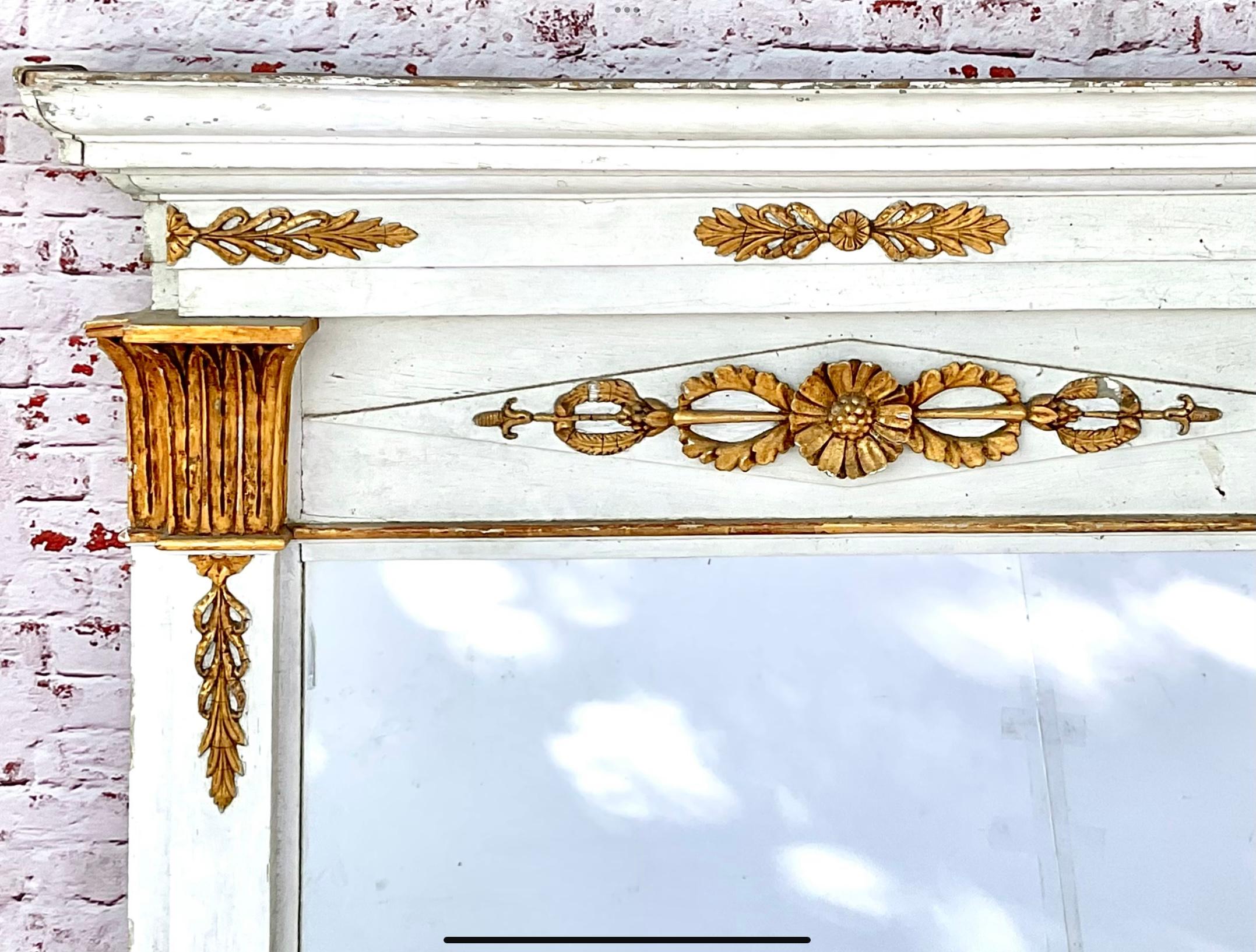 Specchi da molo neoclassici francesi dipinti di bianco e dorati a pacco - Una coppia in vendita 3