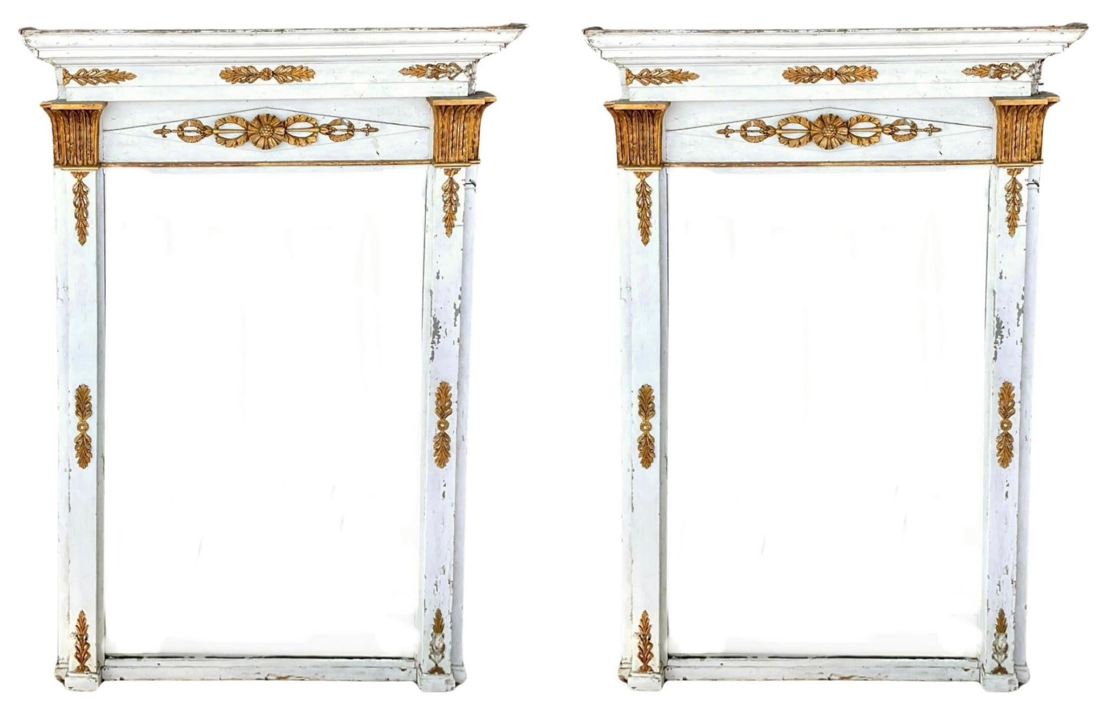 Specchi da molo neoclassici francesi dipinti di bianco e dorati a pacco - Una coppia in vendita 4