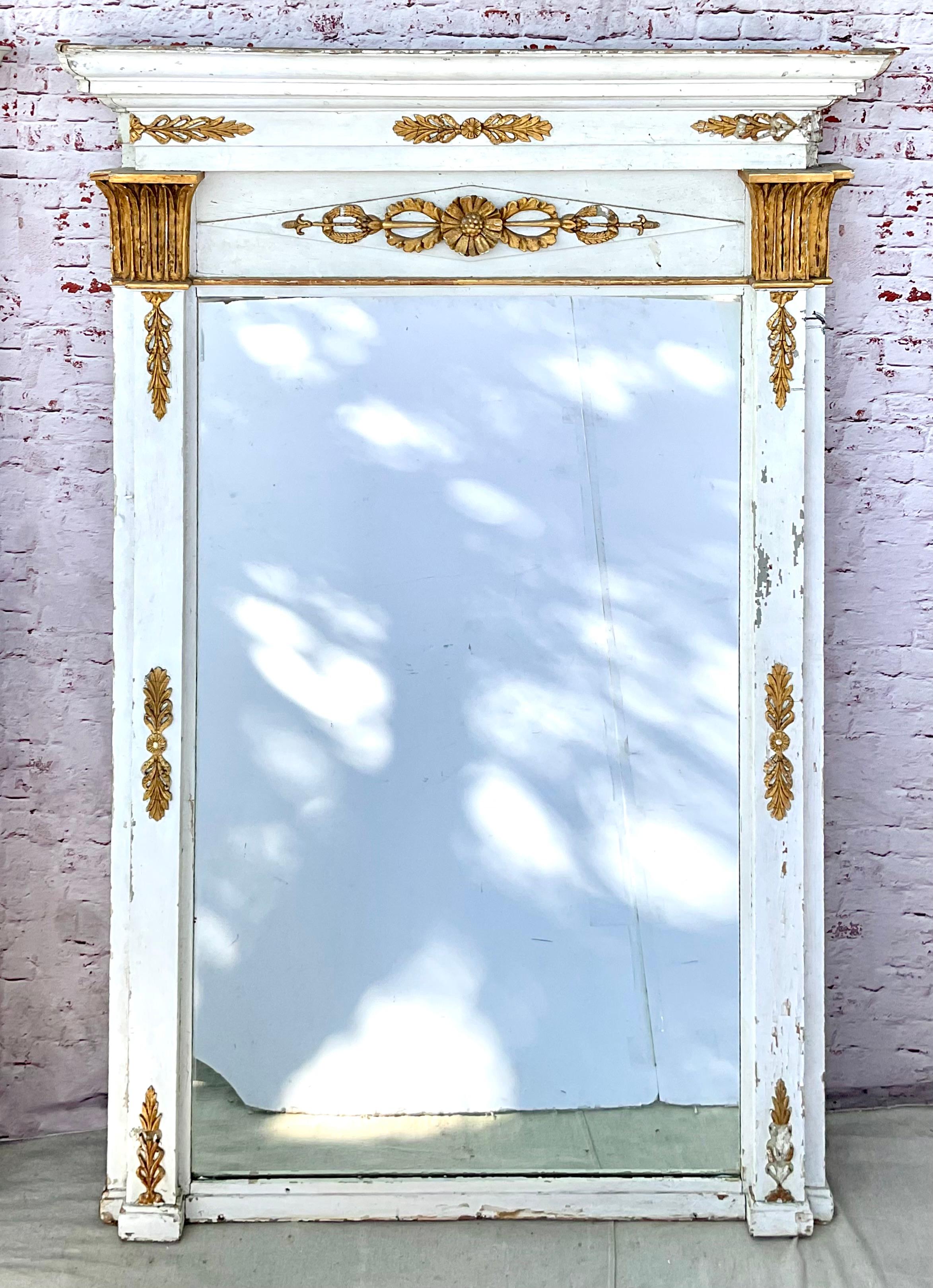 Neoclassico Specchi da molo neoclassici francesi dipinti di bianco e dorati a pacco - Una coppia in vendita