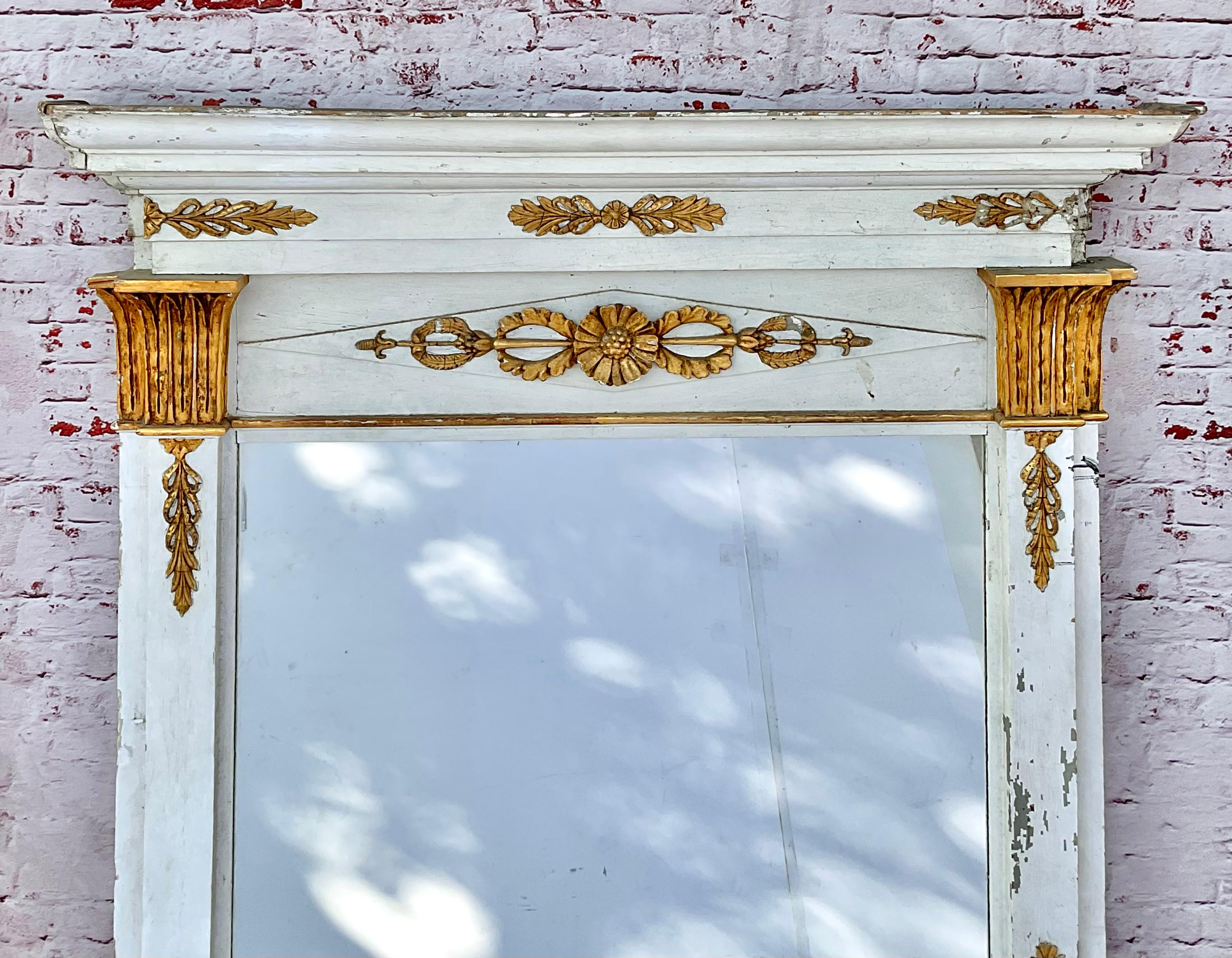 Italiano Specchi da molo neoclassici francesi dipinti di bianco e dorati a pacco - Una coppia in vendita