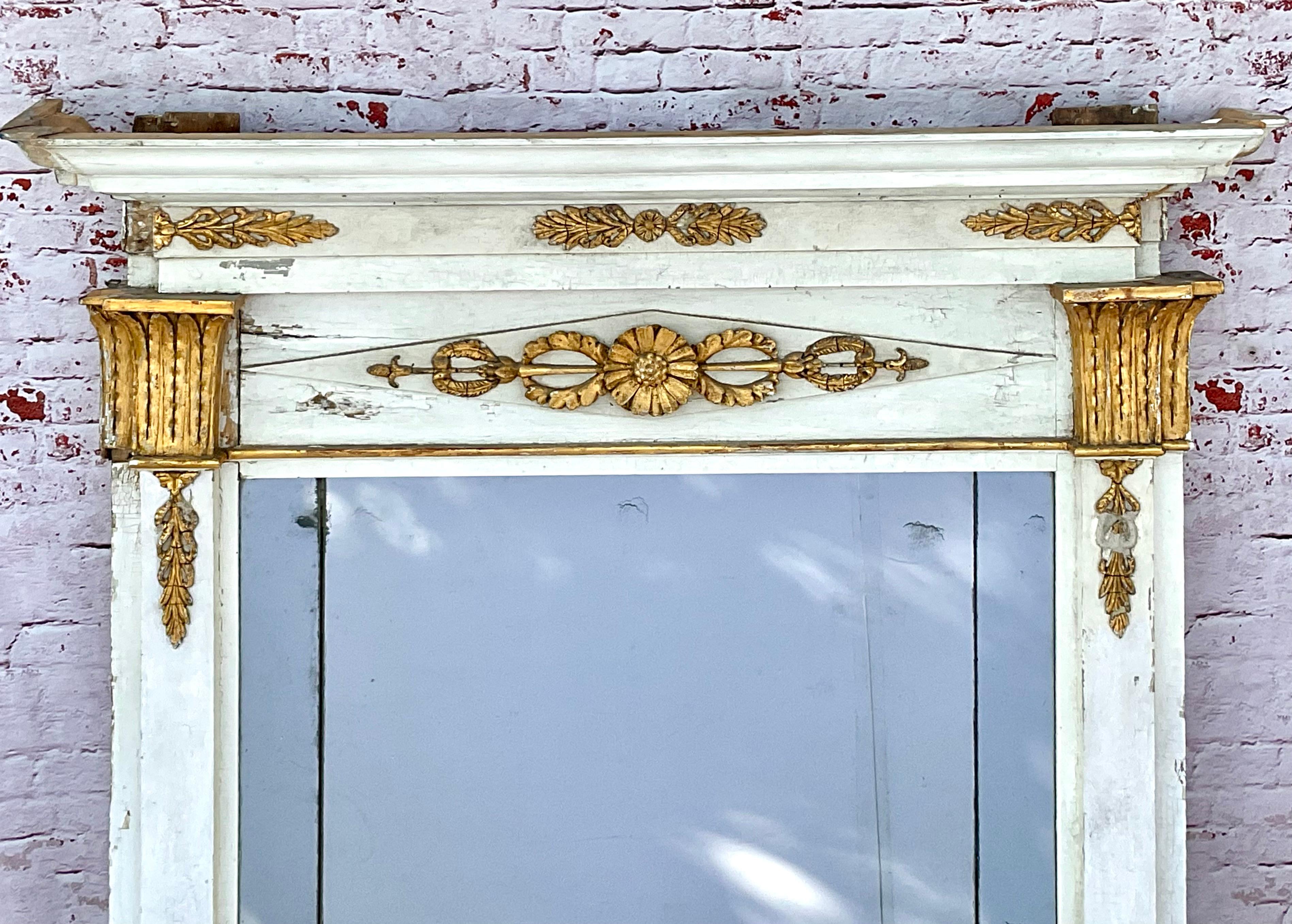 Dorato Specchi da molo neoclassici francesi dipinti di bianco e dorati a pacco - Una coppia in vendita