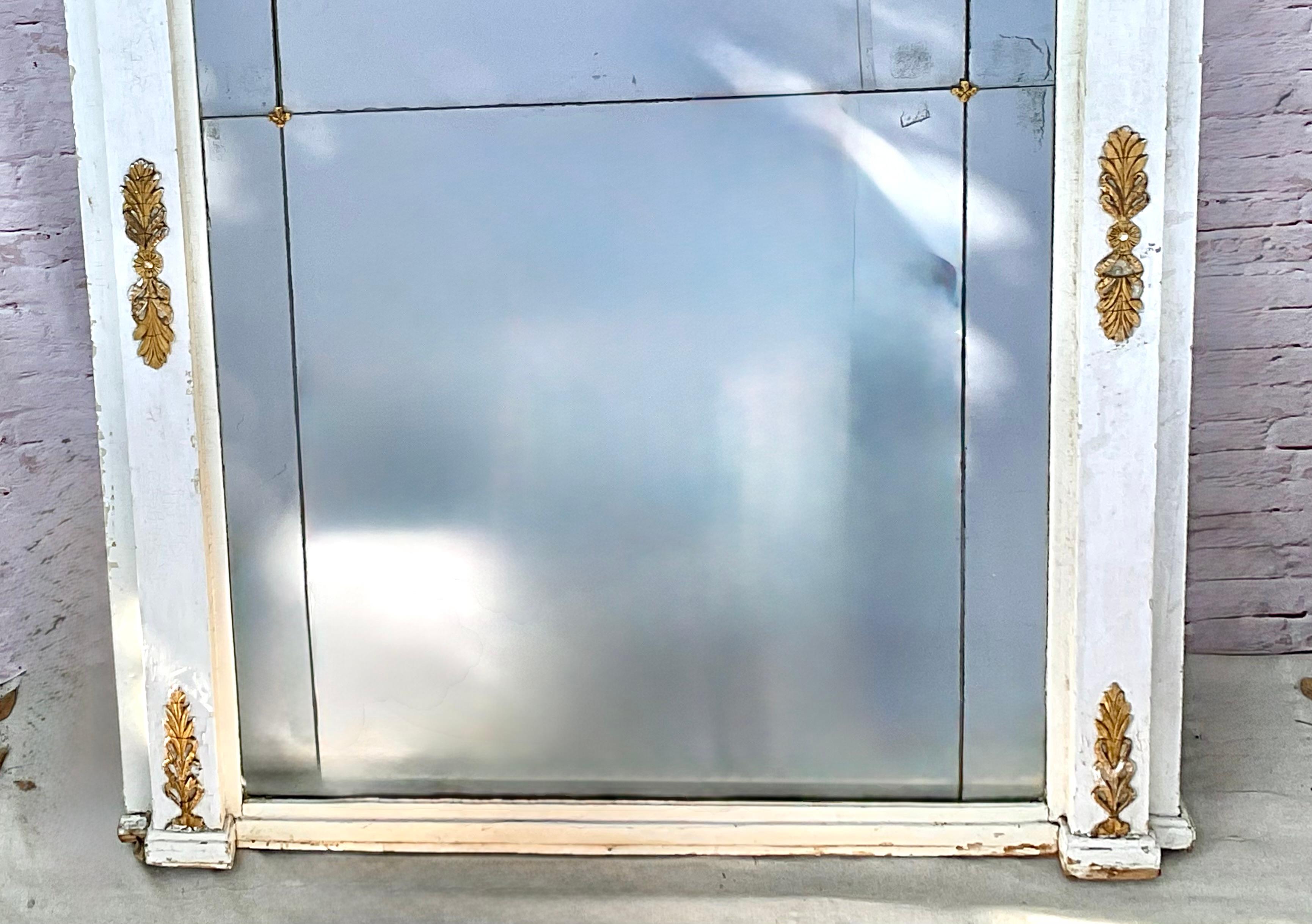 Specchi da molo neoclassici francesi dipinti di bianco e dorati a pacco - Una coppia In condizioni discrete in vendita a Bradenton, FL