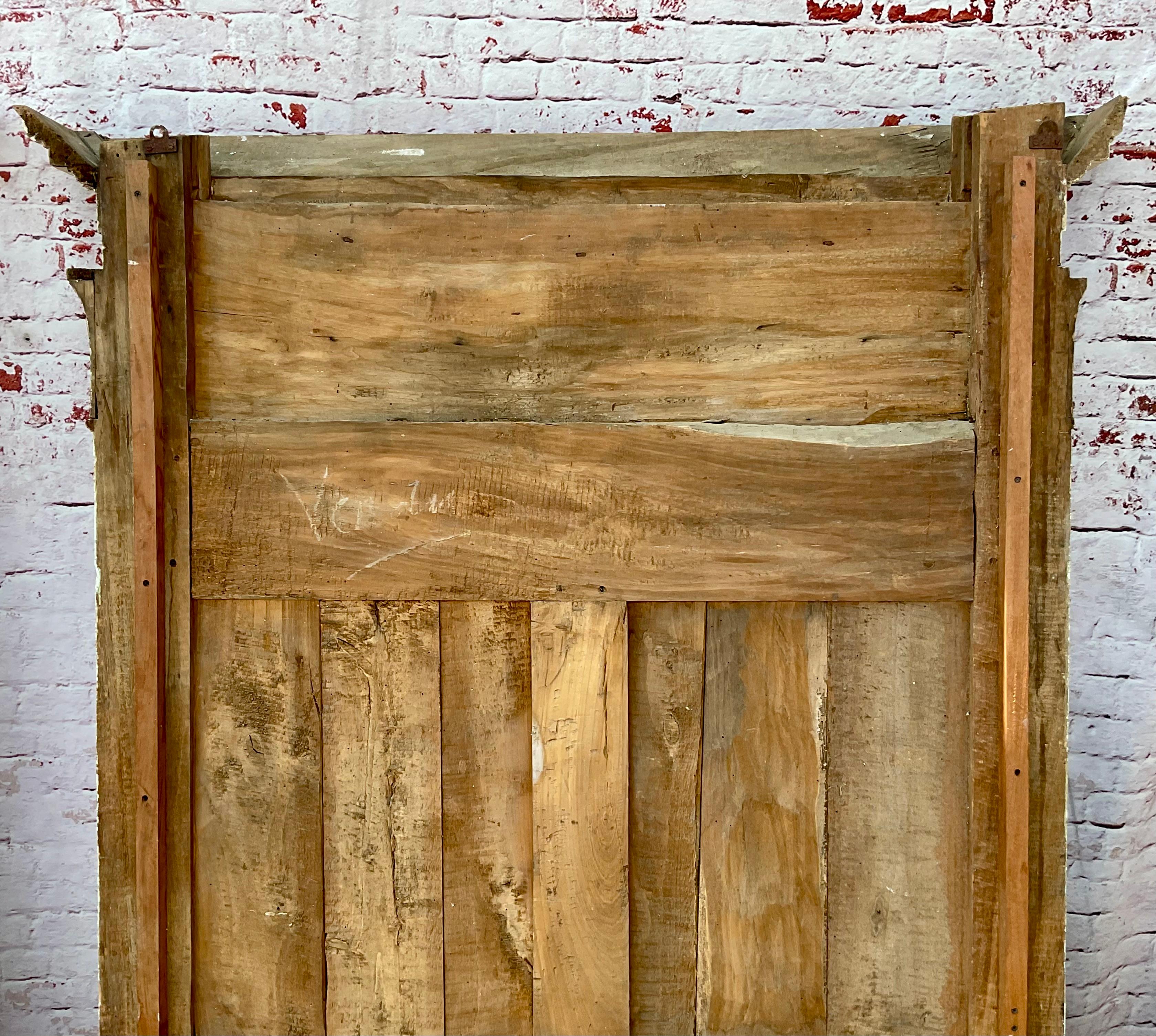 Legno Specchi da molo neoclassici francesi dipinti di bianco e dorati a pacco - Una coppia in vendita
