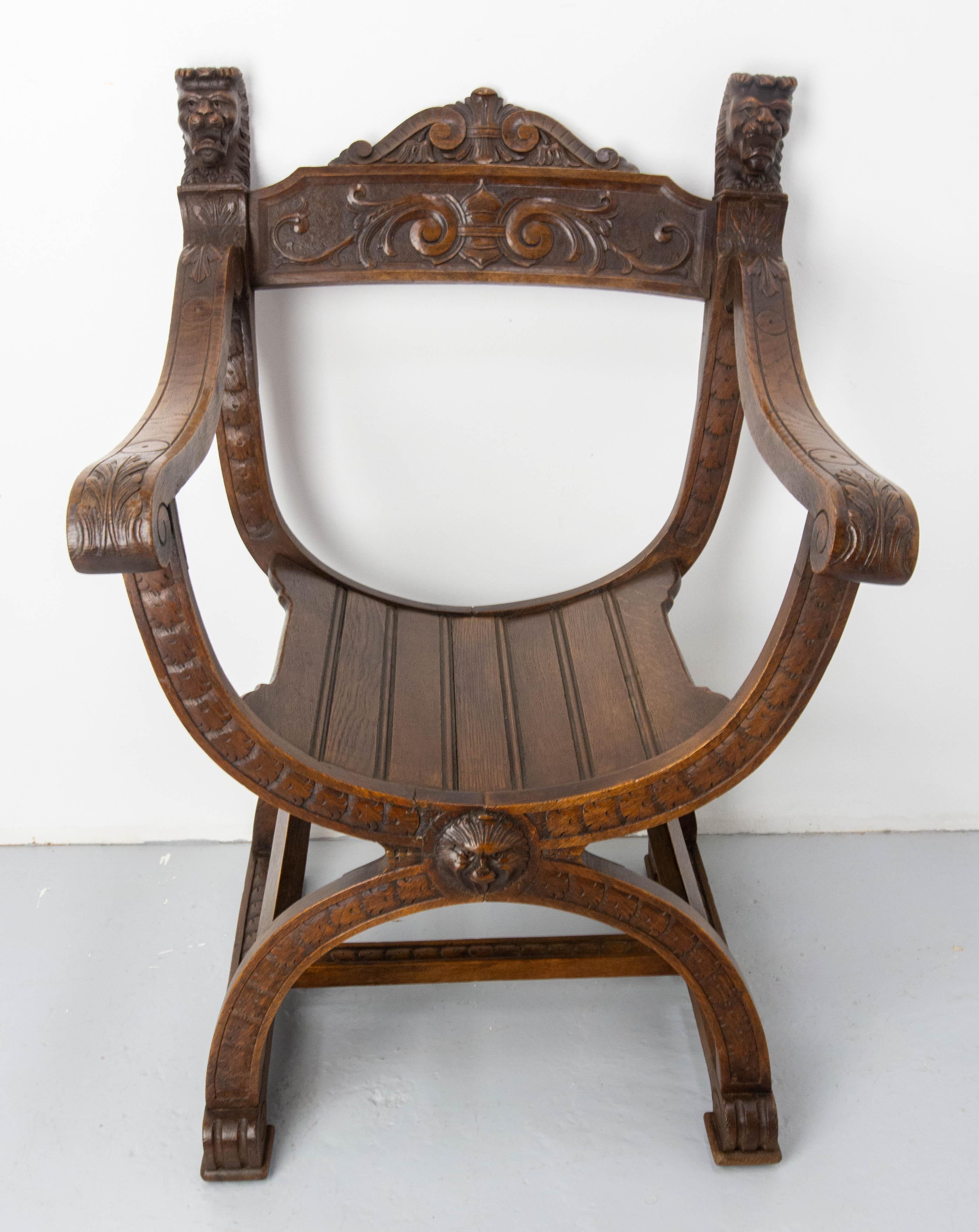 Fauteuil français sculpté dans le style néogothique. Ce type de fauteuil est appelé fauteuil Curule, en référence à l'époque romaine, ou fauteuil Dagobert.
Les meubles inspirés de la Nature sont typiques de la période de l'Art nouveau.
Les têtes de