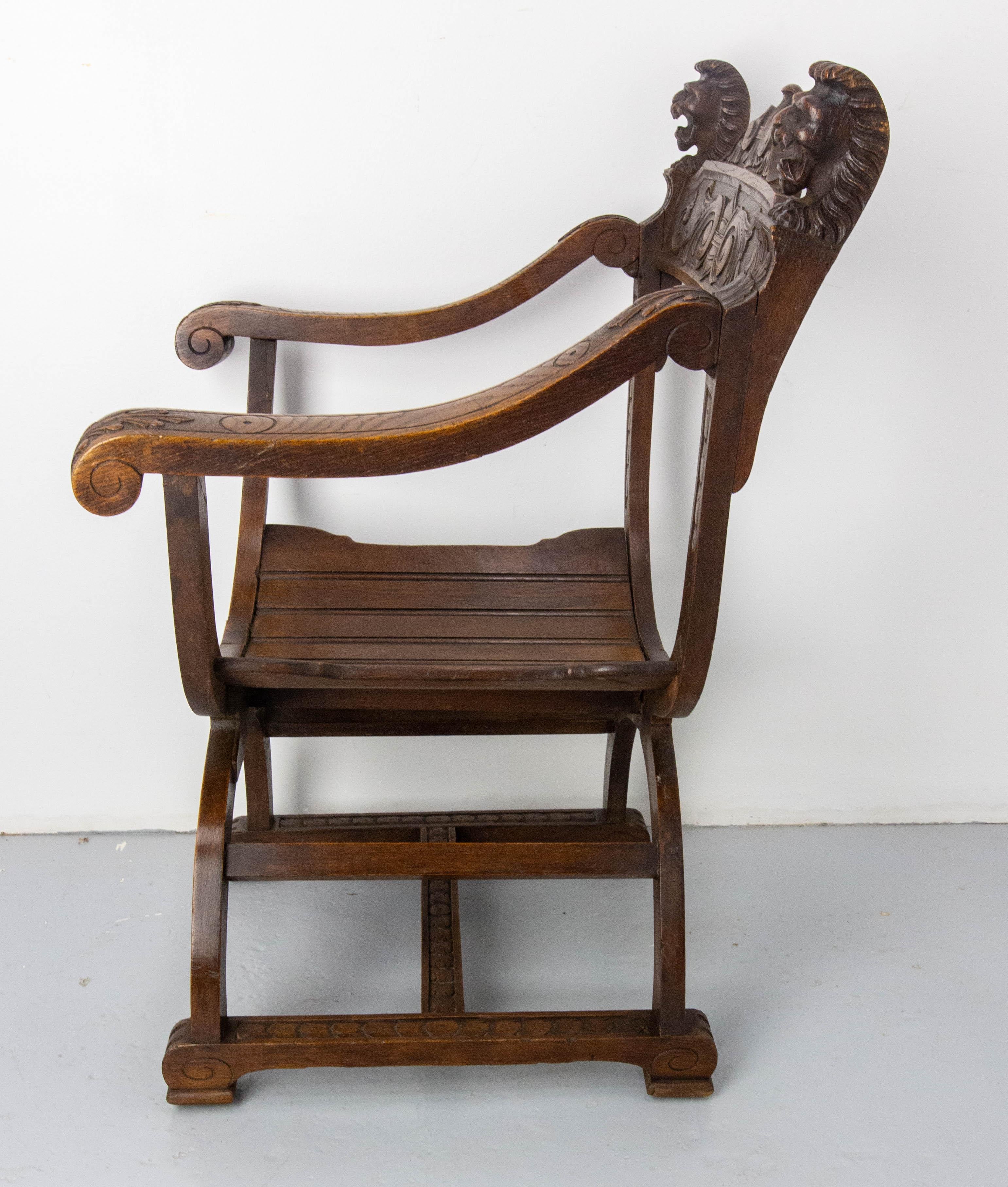 French Neogothic Chestnut Curule Armchair with Two Lionheads, French, circa 1900 In Good Condition For Sale In Labrit, Landes