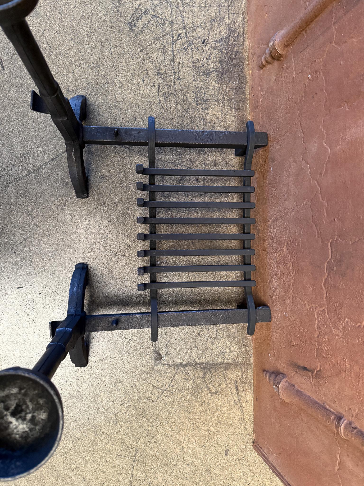 Grille de cheminée néogothique française en vente 9