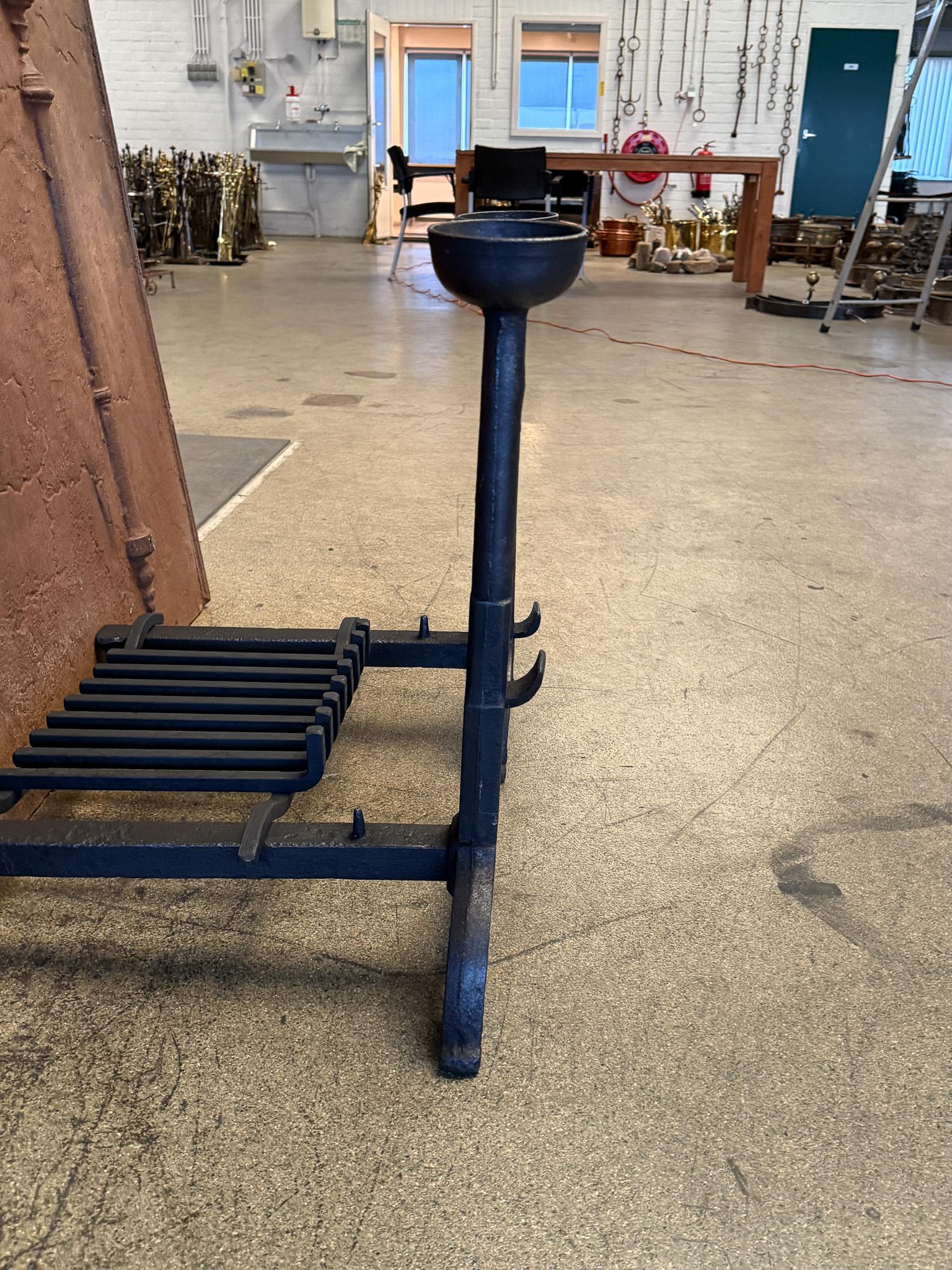 Grille de cheminée néogothique française en vente 10