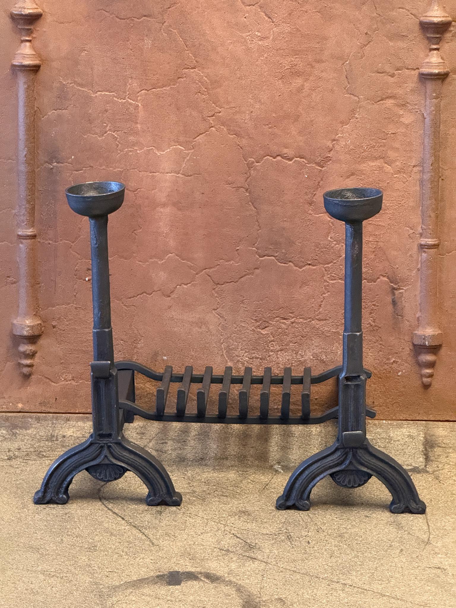 Cheminée néo-gothique française du 20e siècle - brasero en fer forgé et fonte. Le panier est en bon état et est entièrement fonctionnel. La largeur totale de l'avant de la grille du foyer est de 70 cm ou 27,6 pouces.