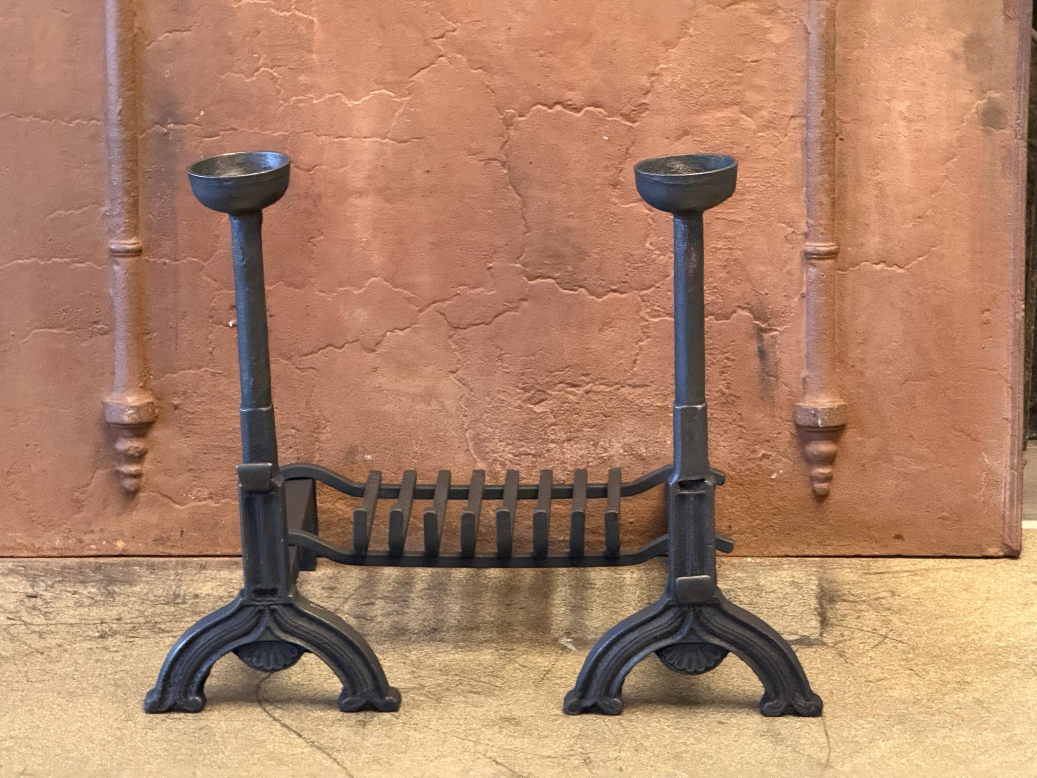 Moulage Grille de cheminée néogothique française en vente