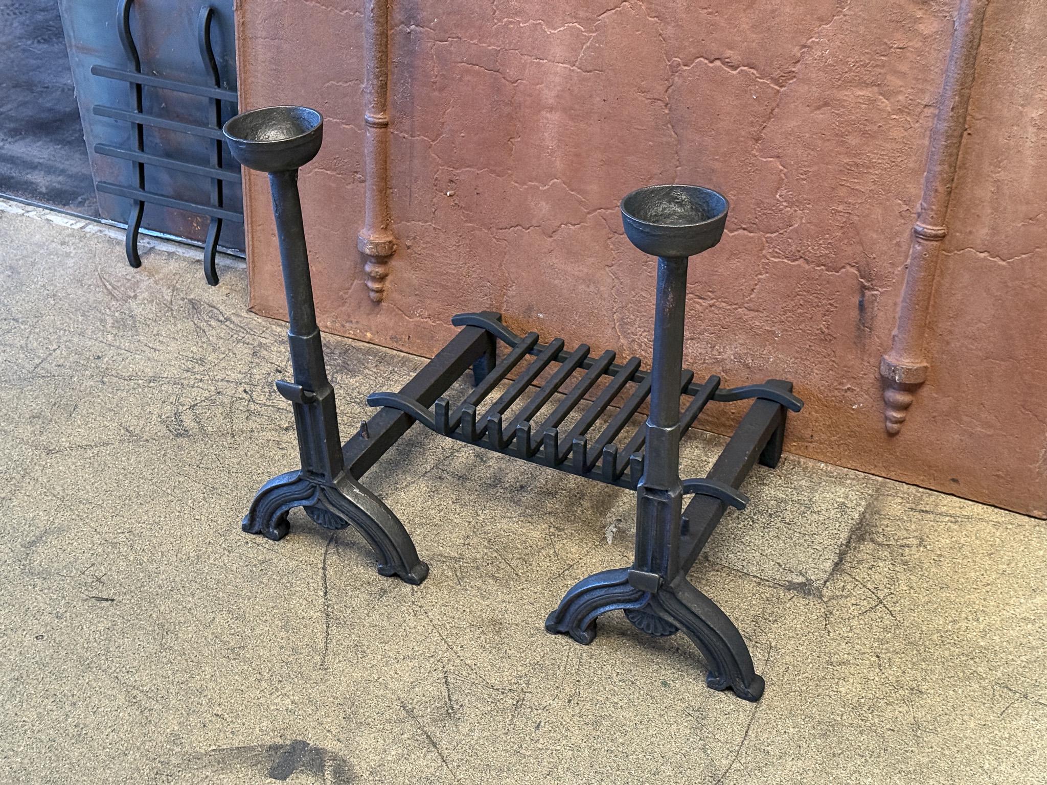 Grille de cheminée néogothique française Bon état - En vente à Soest, NL