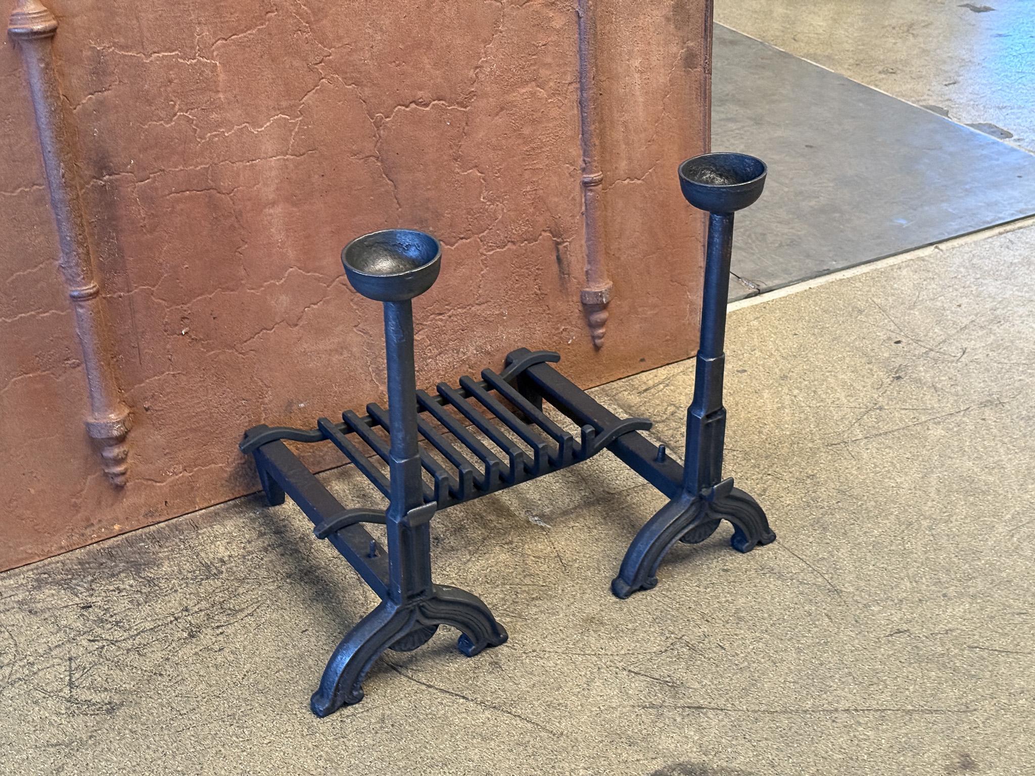 20ième siècle Grille de cheminée néogothique française en vente