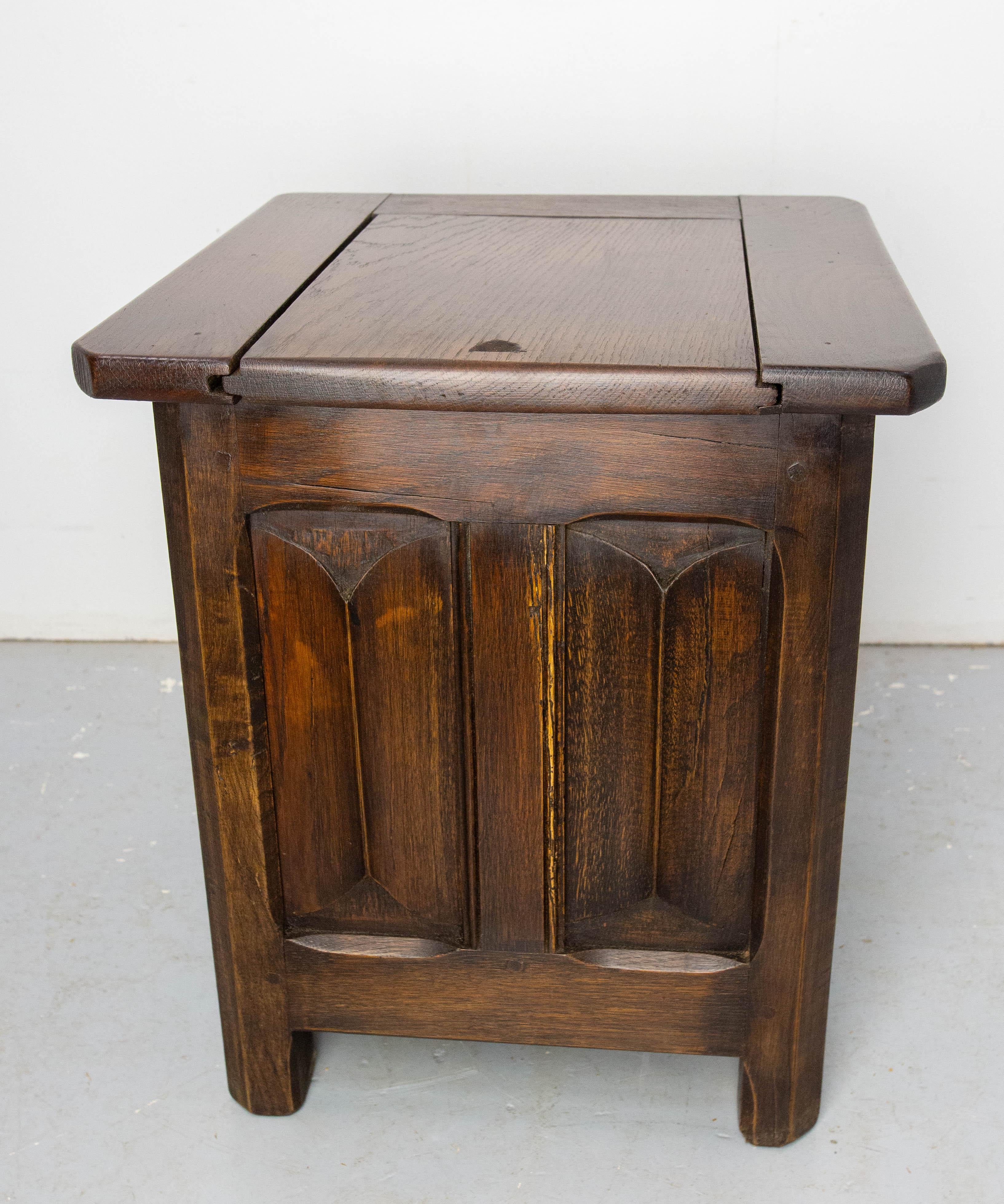 Tabouret en chêne français
Ce petit coffre est multifonctionnel : dans votre salon, votre chambre ou votre entrée, il peut servir de petite table d'appoint, de tabouret ou de meuble de rangement, selon vos besoins.
Style néo-gothique.
En bon