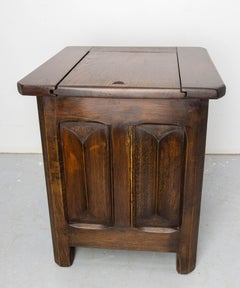 Mesa auxiliar neogótica francesa de roble, cofrecito o taburete, hacia 1890