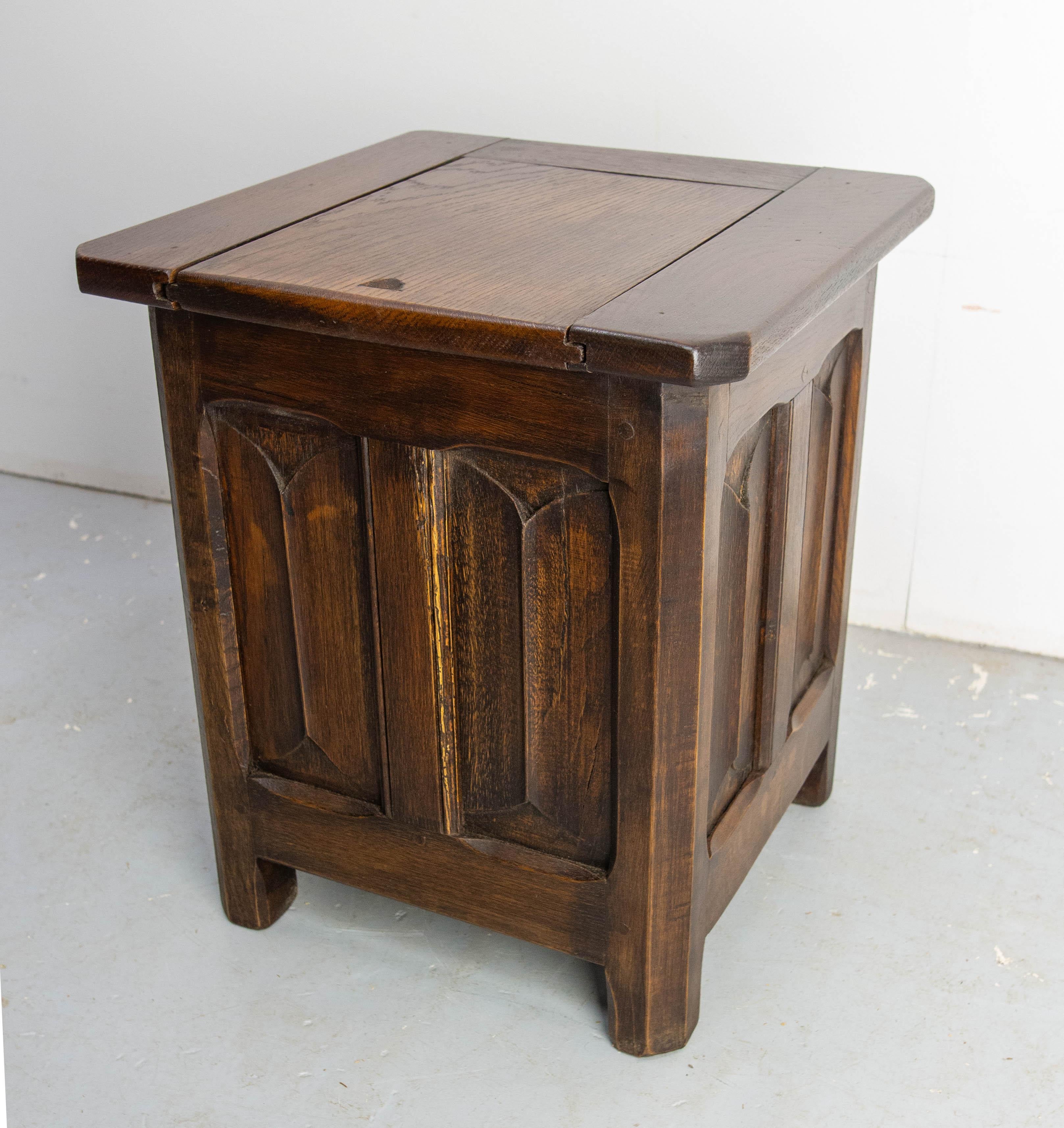 Néo-gothique Table d'appoint, petit coffre ou tabouret en chêne français néogothique, vers 1890 en vente