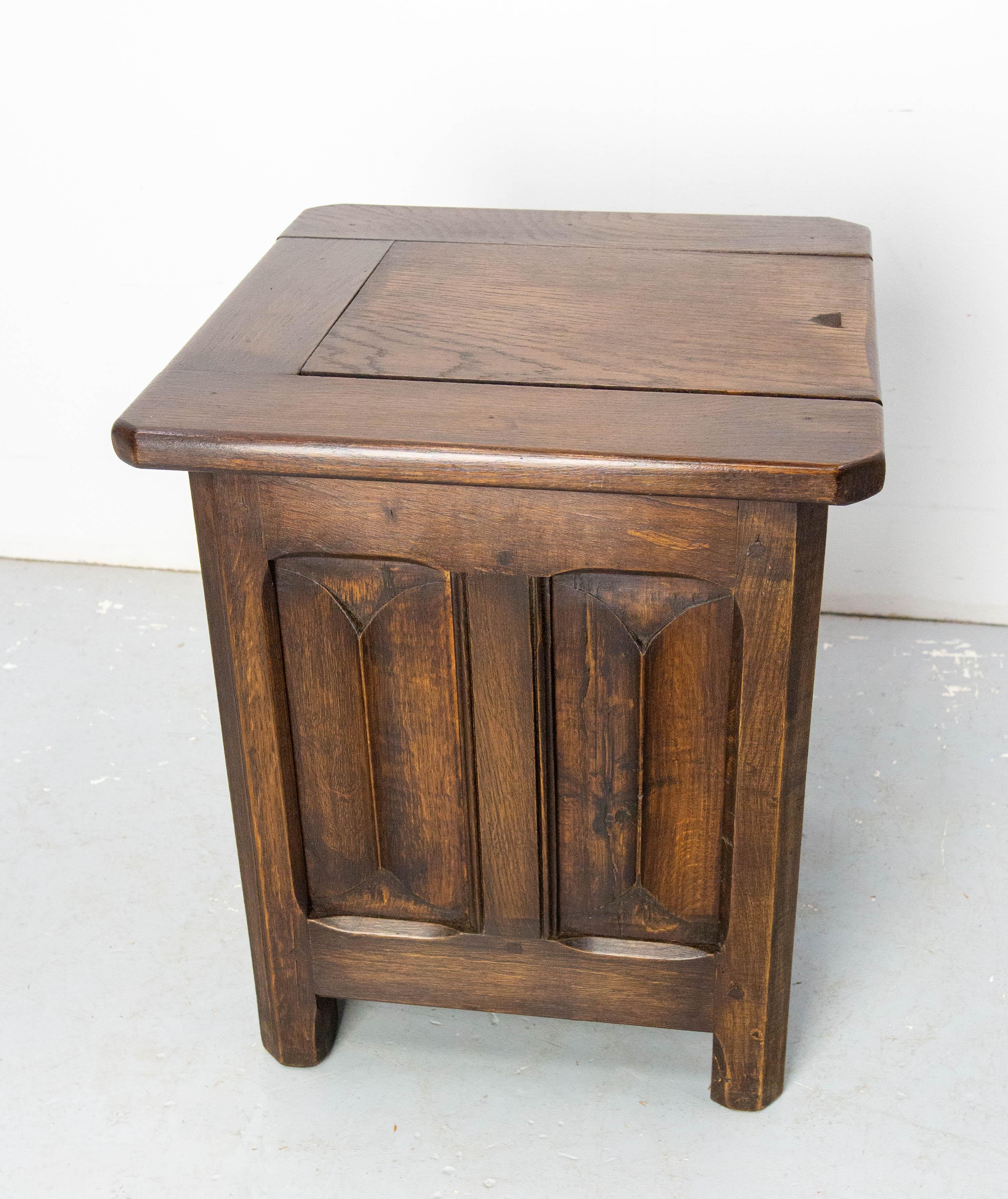 Français Table d'appoint, petit coffre ou tabouret en chêne français néogothique, vers 1890 en vente