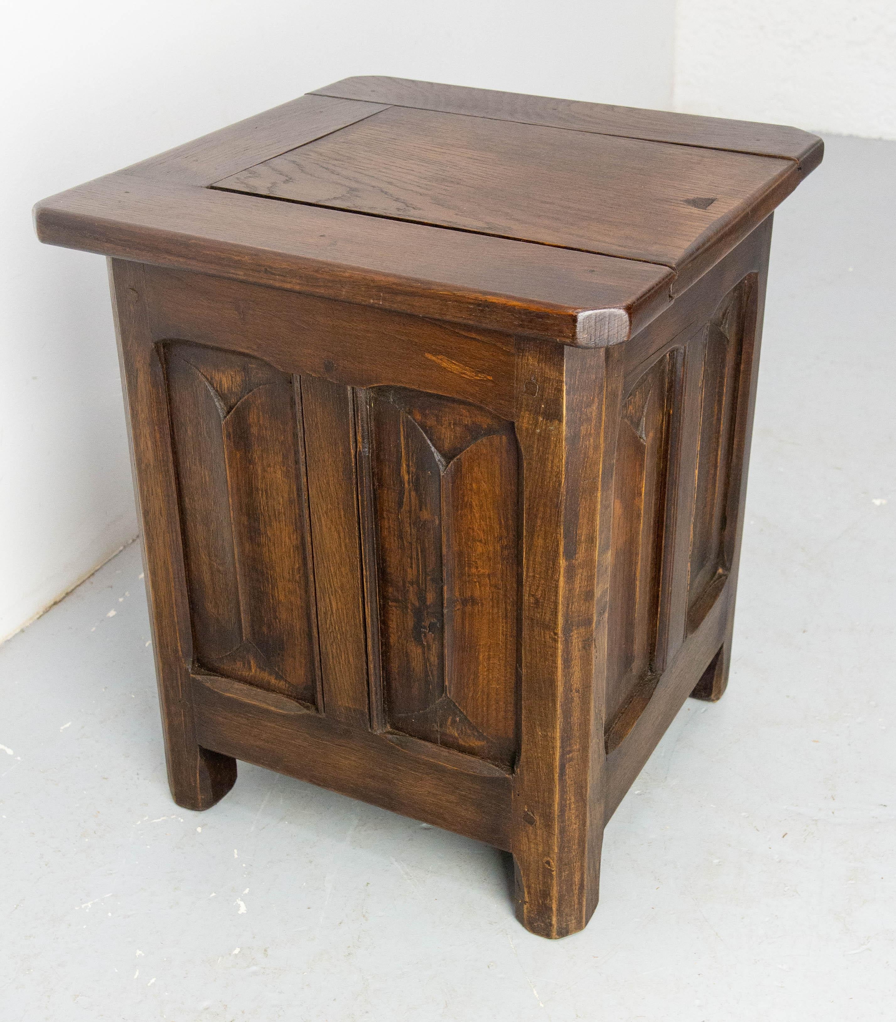 Table d'appoint, petit coffre ou tabouret en chêne français néogothique, vers 1890 Bon état - En vente à Labrit, Landes
