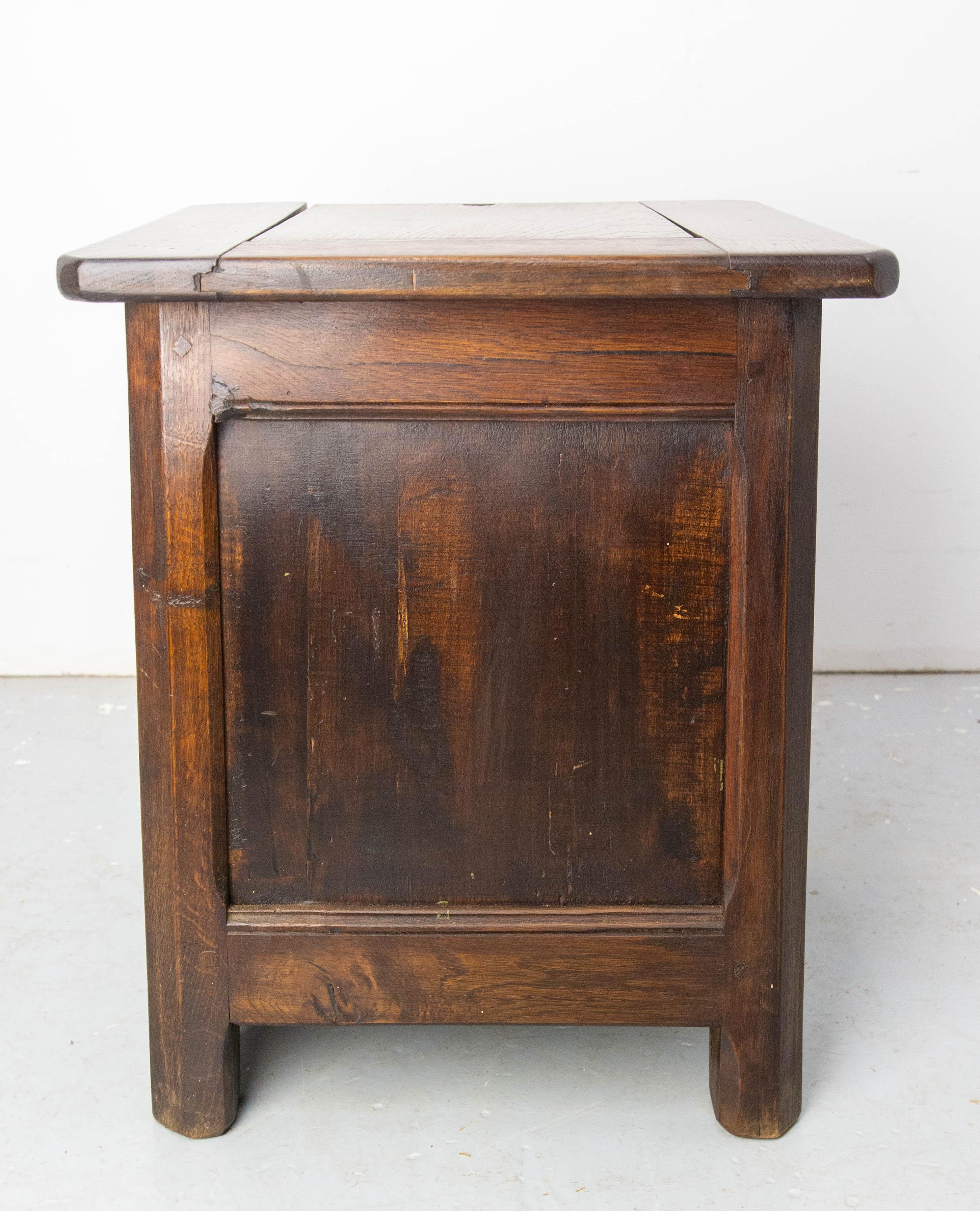 Fin du XIXe siècle Table d'appoint, petit coffre ou tabouret en chêne français néogothique, vers 1890 en vente
