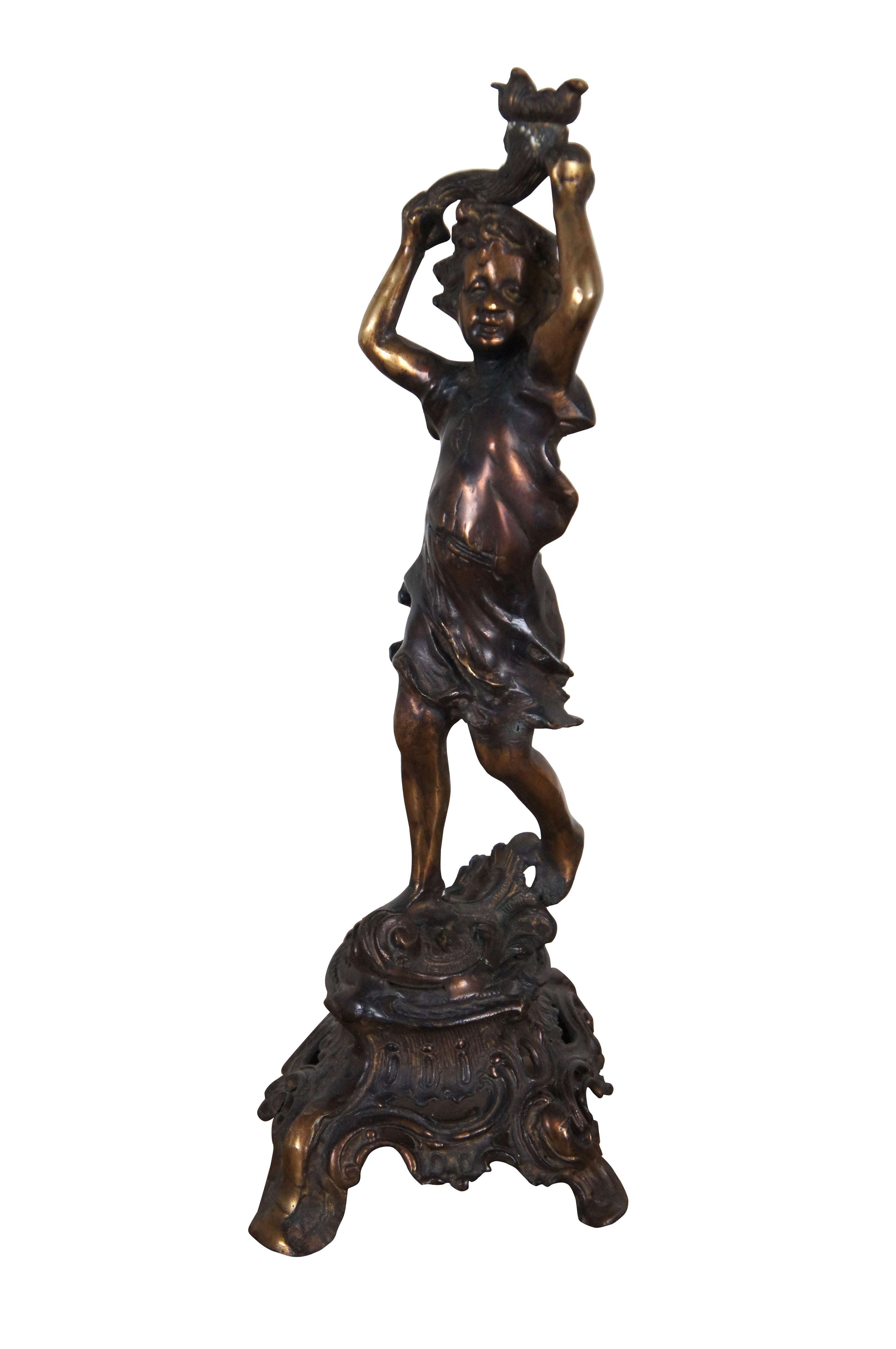 Portacandele / candelabro francese neoclassico in bronzo fuso in stile Art Nouveau con la figura di un ragazzo che tiene una torchiera sopra la testa, su una base ornata.

Dimensioni:

8,5