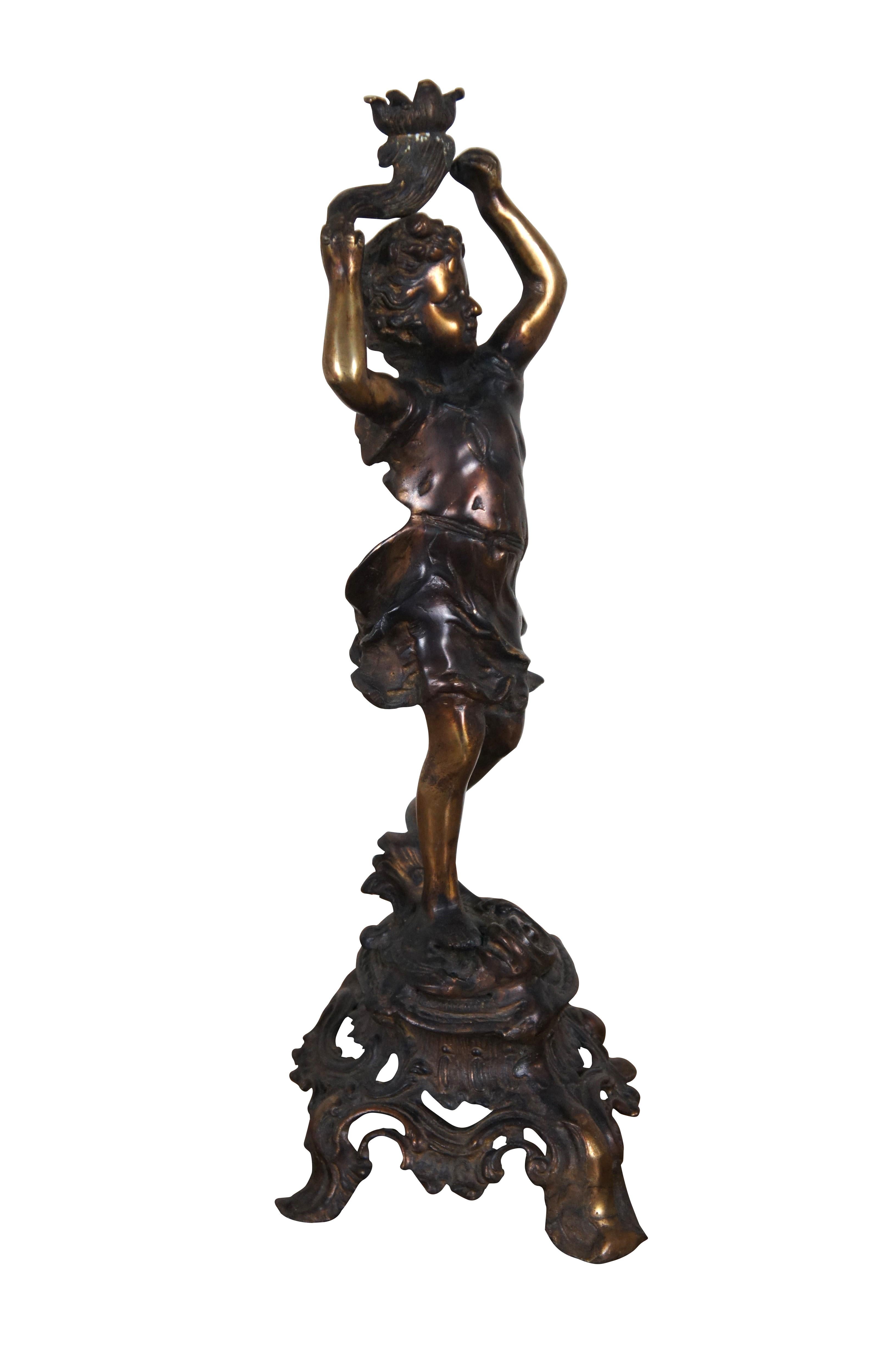 Neoclassico Statua francese neolcassica in bronzo fuso di ragazzo con torcia e portacandele figurato in vendita