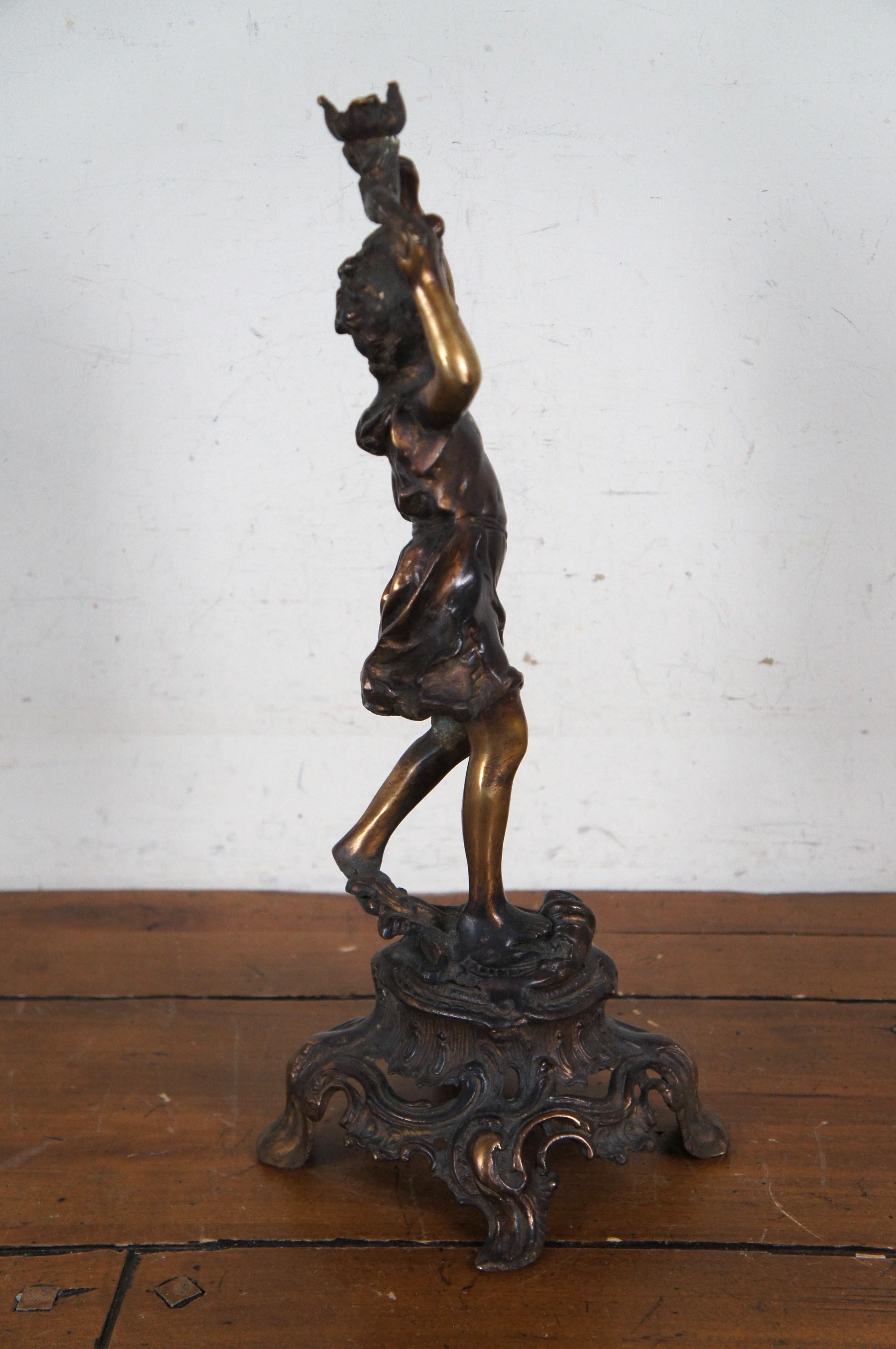 Statua francese neolcassica in bronzo fuso di ragazzo con torcia e portacandele figurato In condizioni buone in vendita a Dayton, OH